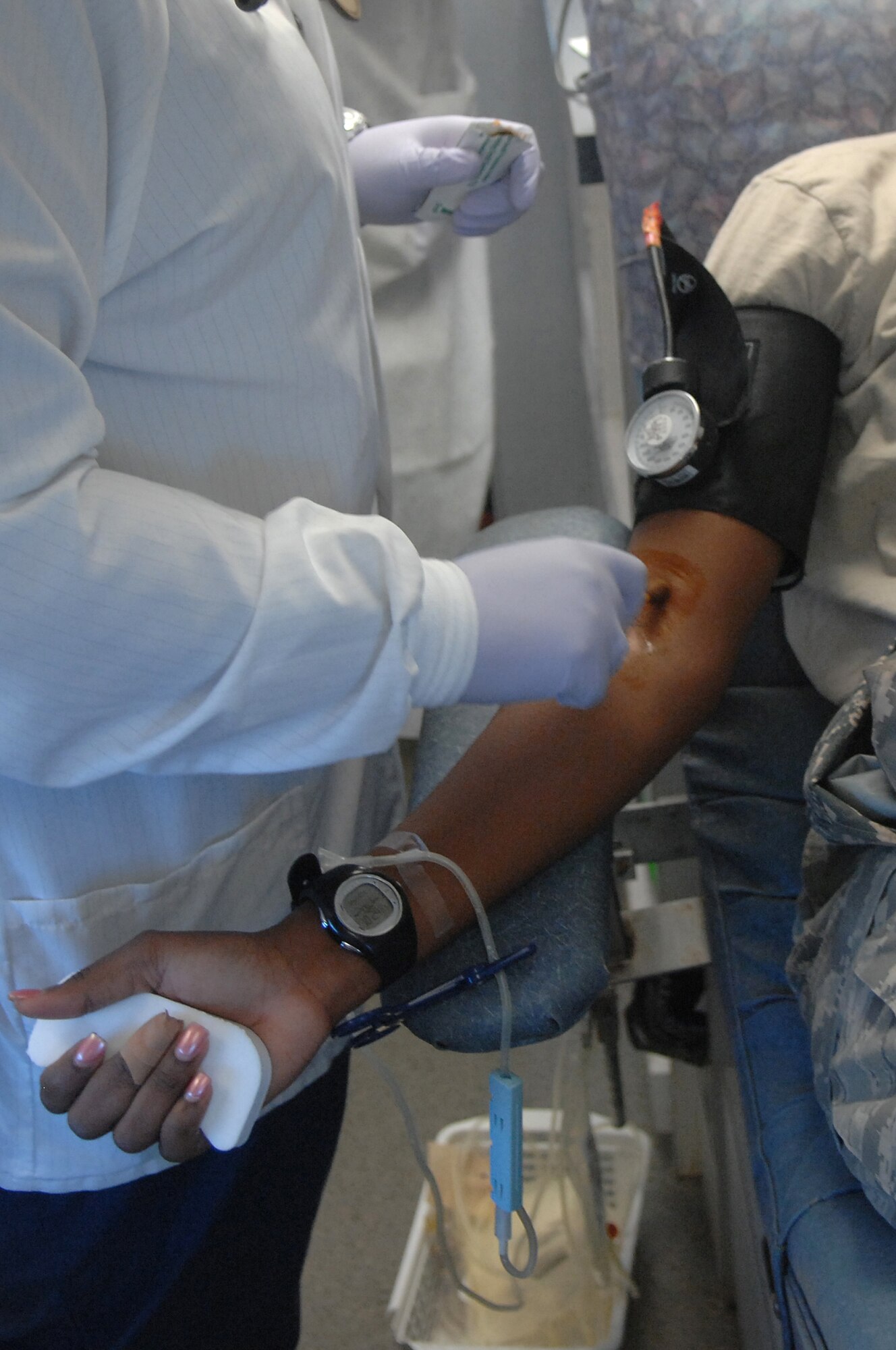 American Red Cross employee Renee Nesby uses an iodine swab on U.S. Air Force Staff Sgt. Laquena Alvin, 20th Maintenance Group maintenance scheduler, at Shaw Air Force Base, S.C., Jan. 5, 2011. Shaw’s 20th Contracting Squadron and 20th Logistics Readiness Squadron directed and sponsored the event. (U.S. Air Force photo by Airman 1st Class Blake Hubbard/Released)
	


