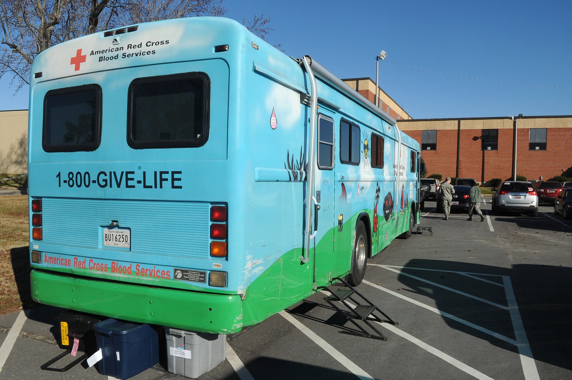 The American Red Cross bus arrives for a blood drive at Shaw Air Force Base, S.C., Jan. 5, 2011. Shaw’s 20th Contracting Squadron and 20th Logistics Readiness Squadron directed and sponsored the event. (U.S. Air Force photo by Airman 1st Class Hunter Brady/Released)

