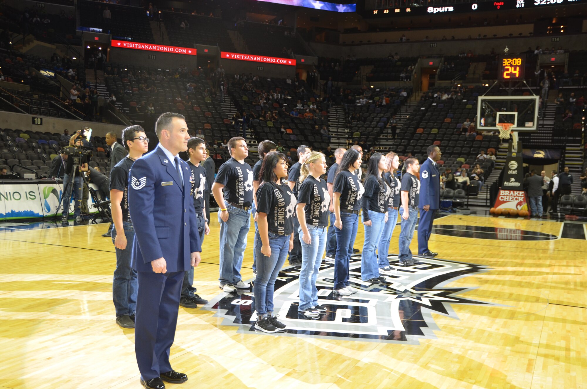 Col. Aaron Vangelisti swears in thirteen new recruits during a mass swearing
in ceremony just before a San Antonio Spurs game Jan.5 at the AT&T Center.
All thirteen will join the 433rd Airlift Wing in various Air Force
specialties. (U.S. Air Force photo by Senior Master Sgt. Minnie Jones)
