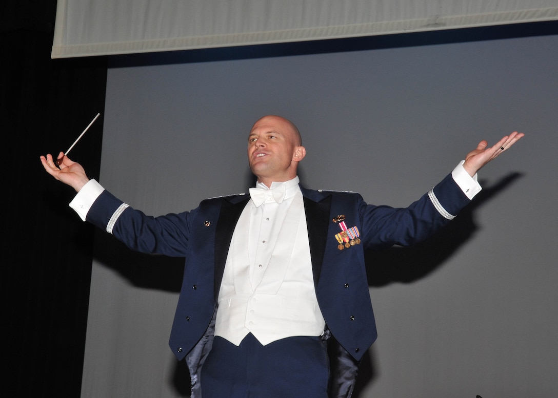 Captain Michael Hoerber conducts the Holiday Sing-Along at Holiday in Blue