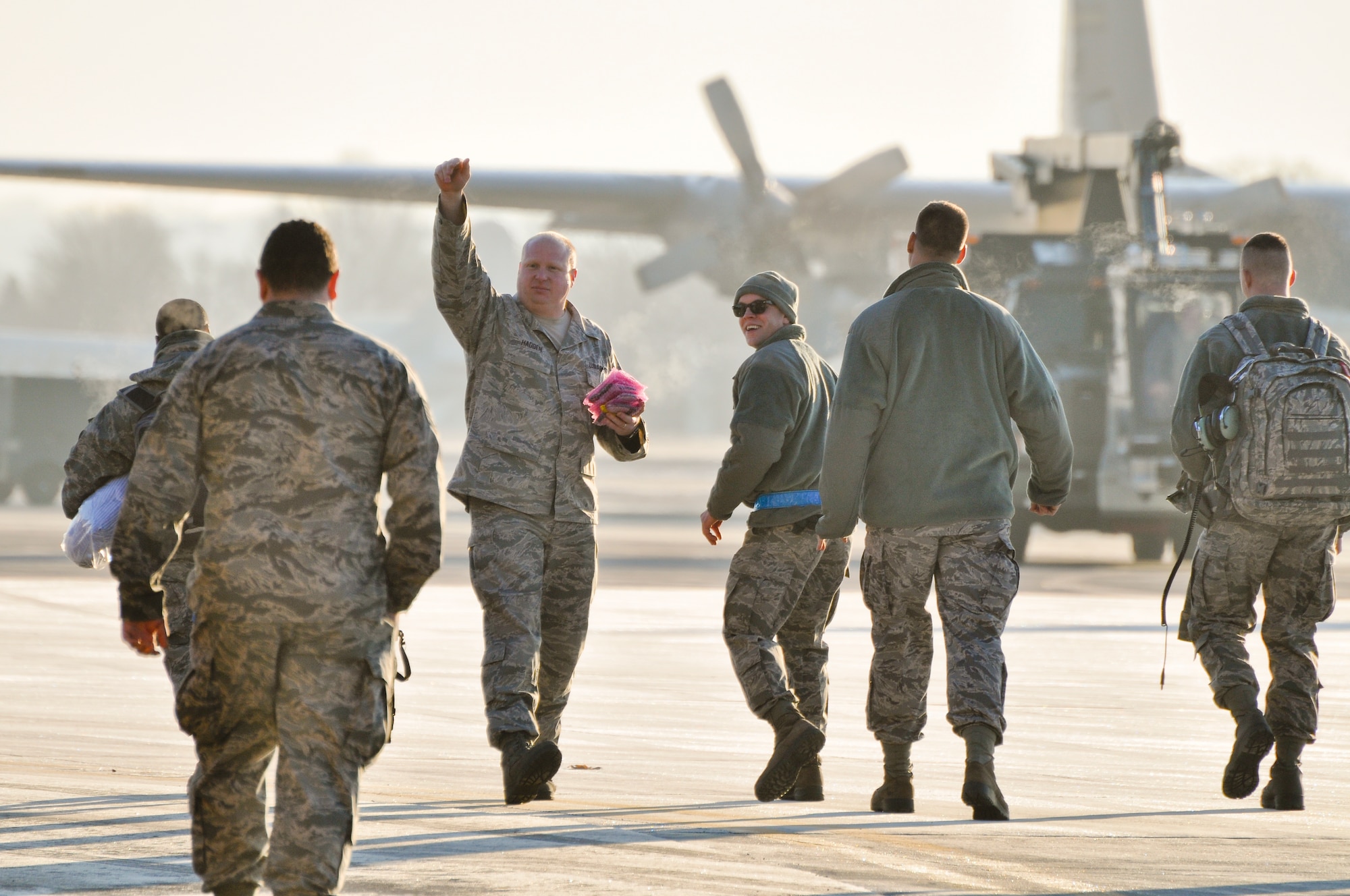 Master Sgt. Jeremy Hadden, 934th Maintenance Group crew chief, gives a final wave to his family before deploying to Southwest Asia. (Air Force Photo/Tech Sgt. Bob Sommer)