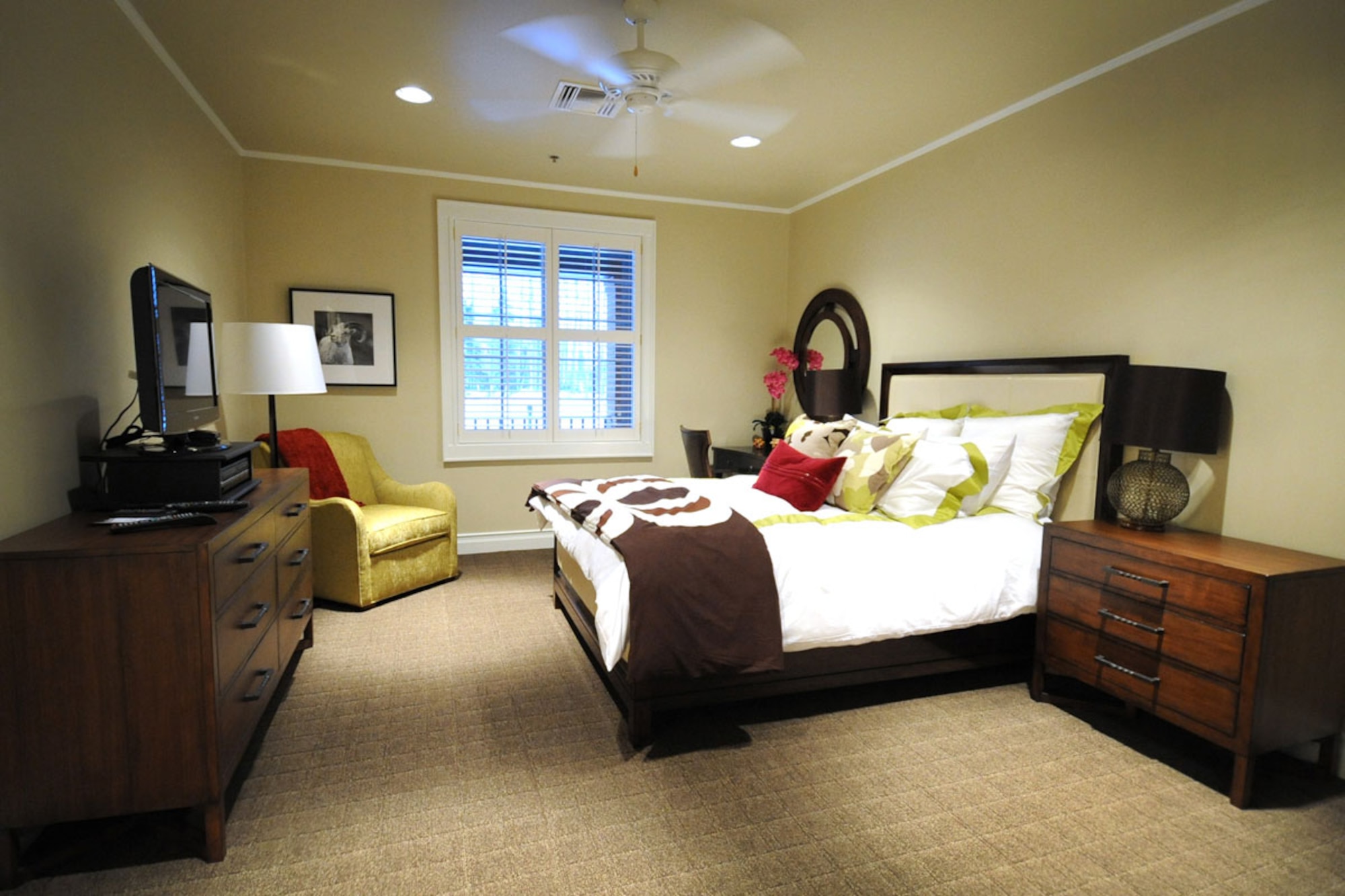 This single bedroom is one of 12 rooms offered to house military families at the
Alaska Fisher House, which opened Dec. 22. The Fisher House serves patients and families from all branches of the military receiving active medical treatment at the  base hospital or local area hospitals. (U.S. Air Force photo/Staff Sgt. Cynthia Spalding)