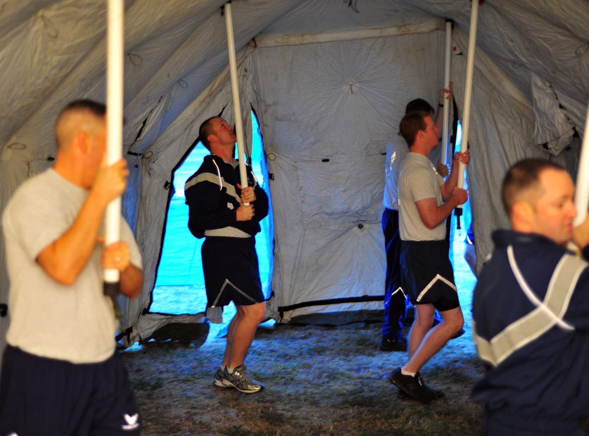 SOTO CANO AB, Honduras ? Medical Element personnel assigned at Joint Task Force-Bravo here, lift the deployable rapid assembly shelter during an equipment familiarization exercise Jan. 6. The training was done to familiarize new personnel who recently arrived with MEDEL?s equipment and as a teambuilding exercise. (Air Force photo/Staff Sgt. Bryan Franks)