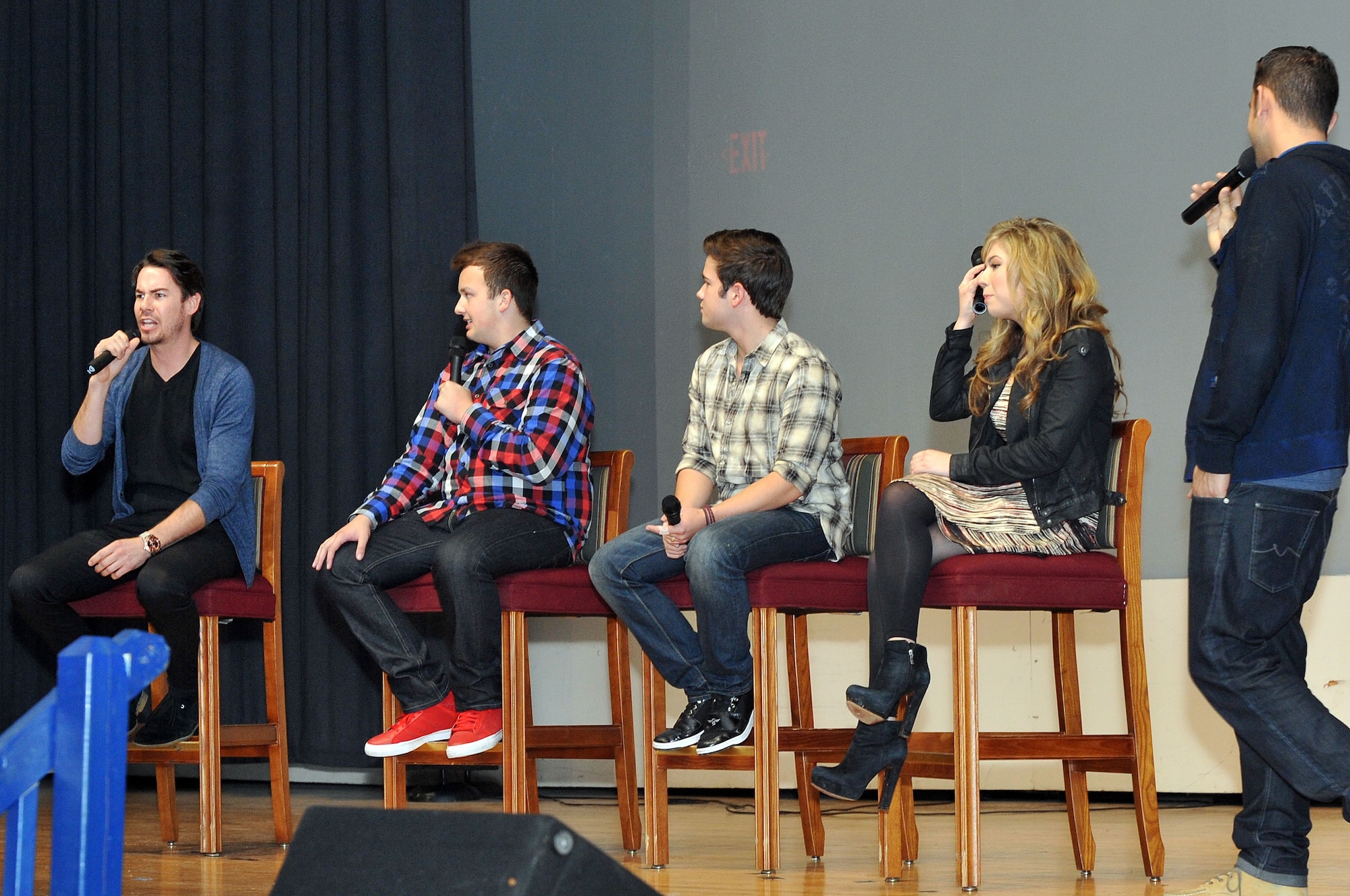 The “iCarly” cast finished the show with a question and answer session Jan. 11 at the Timmermann Center, where children sent in questions prior to the event. Hundreds of servicemembers and their excited children waited outside the center in anticipation of the “iCarly” cast and an exclusive screening of their newest episode. The community members were handed popcorn and glow sticks as they filed into the center for the screening of “iMeet the First Lady”, which features an appearance by Michelle Obama. (U.S. Air Force photo by Wayne Russell/Released)