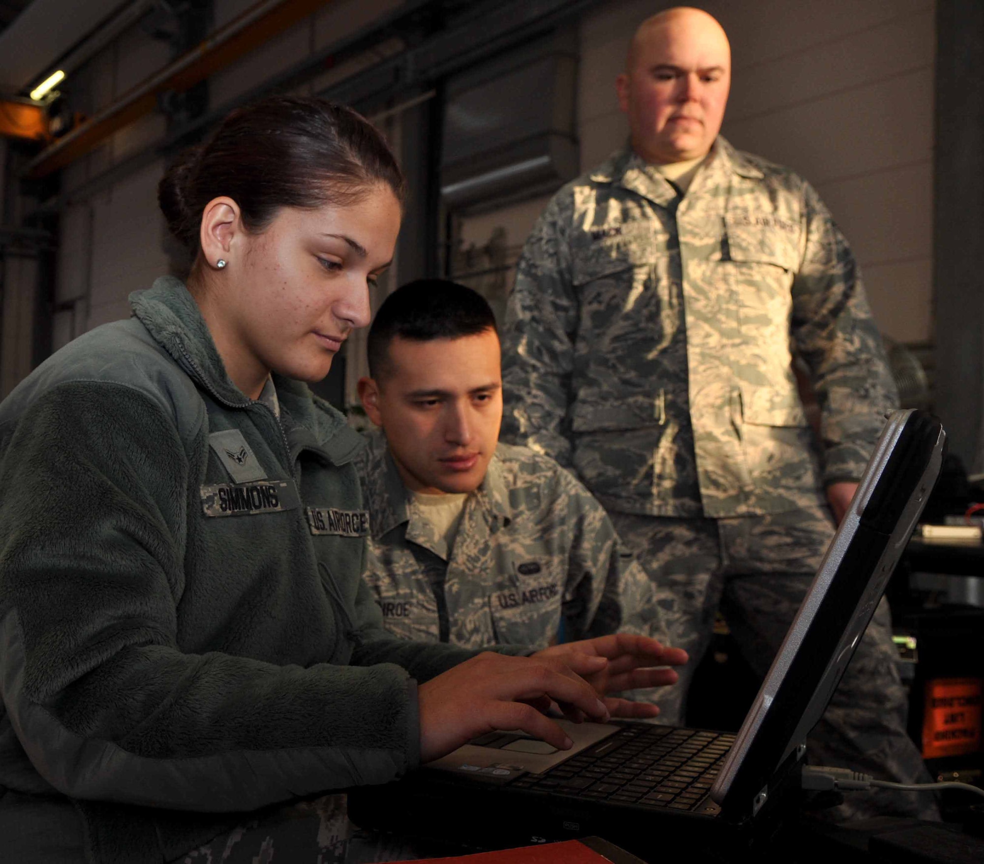 SPANGDAHLEM AIR BASE, Germany – Airman 1st Class Brittany Simmons, 606th Air Control Squadron, multiplexes signals going out to a satellite as Staff Sgt. George Monroe, cyber transport systems operator, trains her during a communications maintenance exercise here Jan. 18. She is doing this by programming a Promina, which bundles different communication signals into one. The purpose of the exercise is to train squadron members in maintaining communication practices by establishing satellite communications and setting up a theater-deployable communications package. (U.S. Air Force photo/Senior Airman Natasha Stannard)