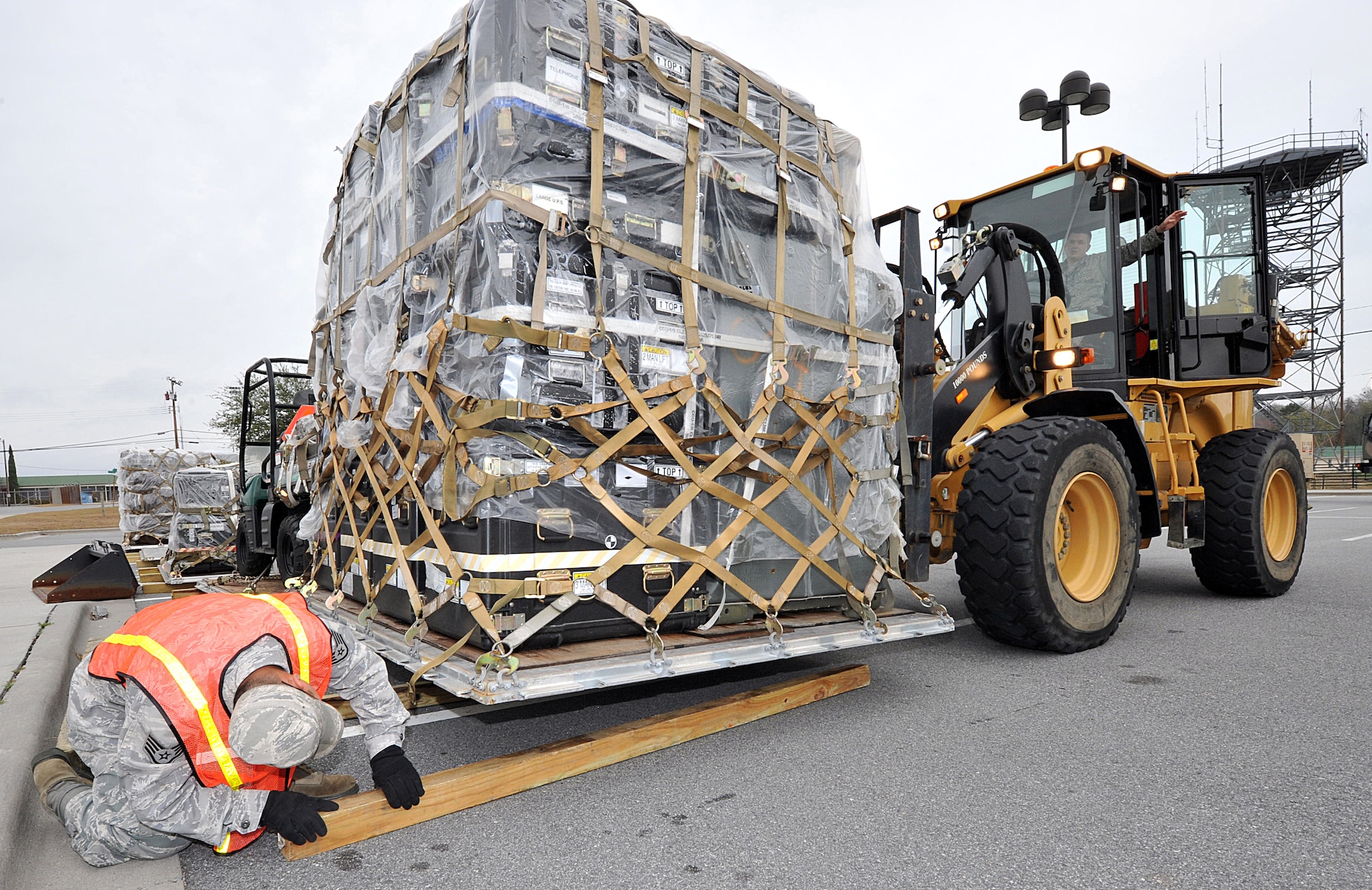 SAVANNAH AIR NATIONAL GUARD BASE, Ga. — Staff Sgt. David Harris, 52nd Combat Communications Squadron cyber transport systems craftsman, places dunnage under a cargo pallet so Staff Sgt. Aaron Havlin, 52nd CCS power production craftsman, can off load communications equipment from a forklift here Jan. 23. The unit convoyed here to conduct its “Arctic Gator” field training exercise and will build, operate in and defend a fully functioning bare base communications camp before the exercise ends Feb. 3. (U.S. Air Force photo by Tommie Horton)