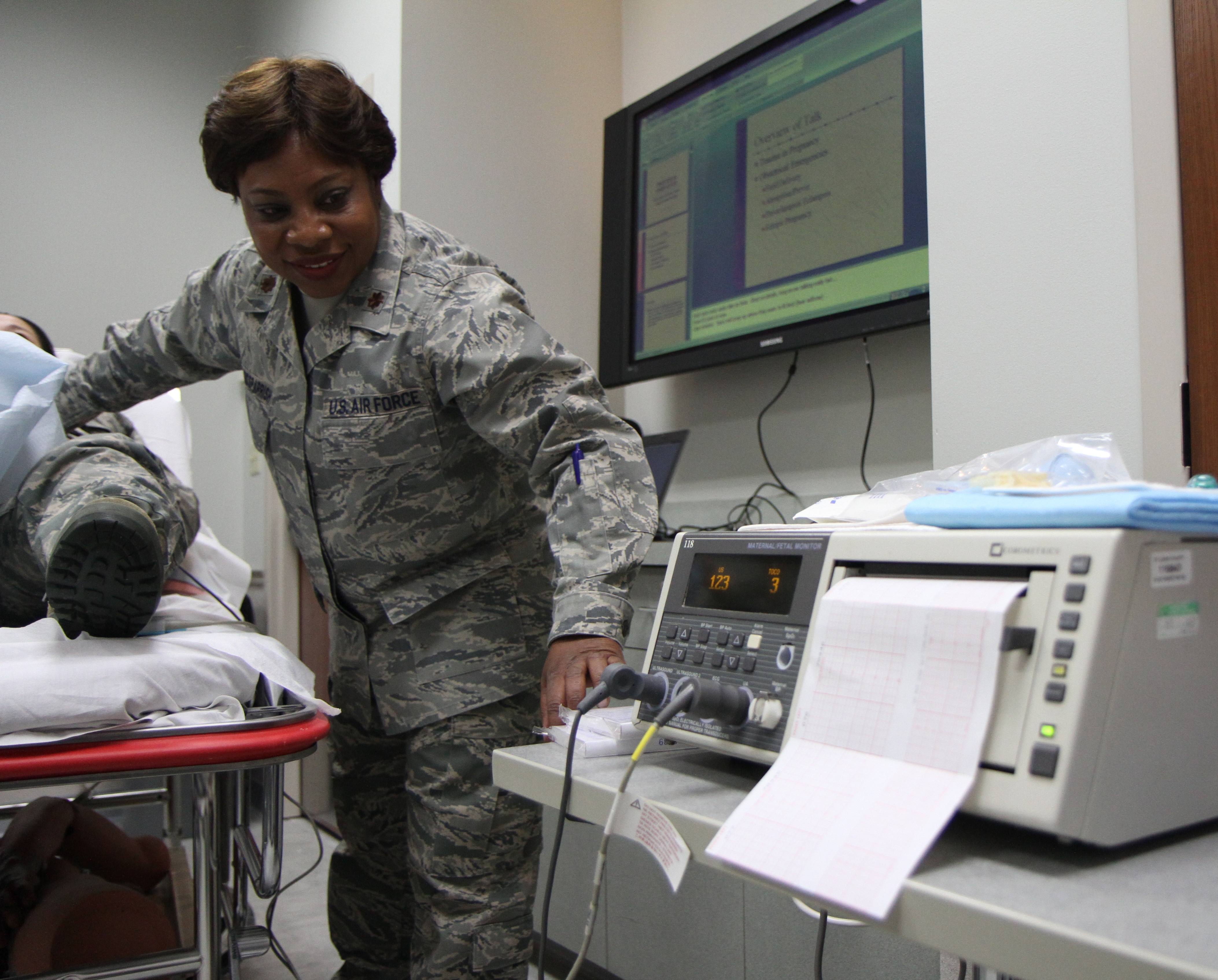 932nd MDS nurse checks on new life > 932nd Airlift Wing > Article Display