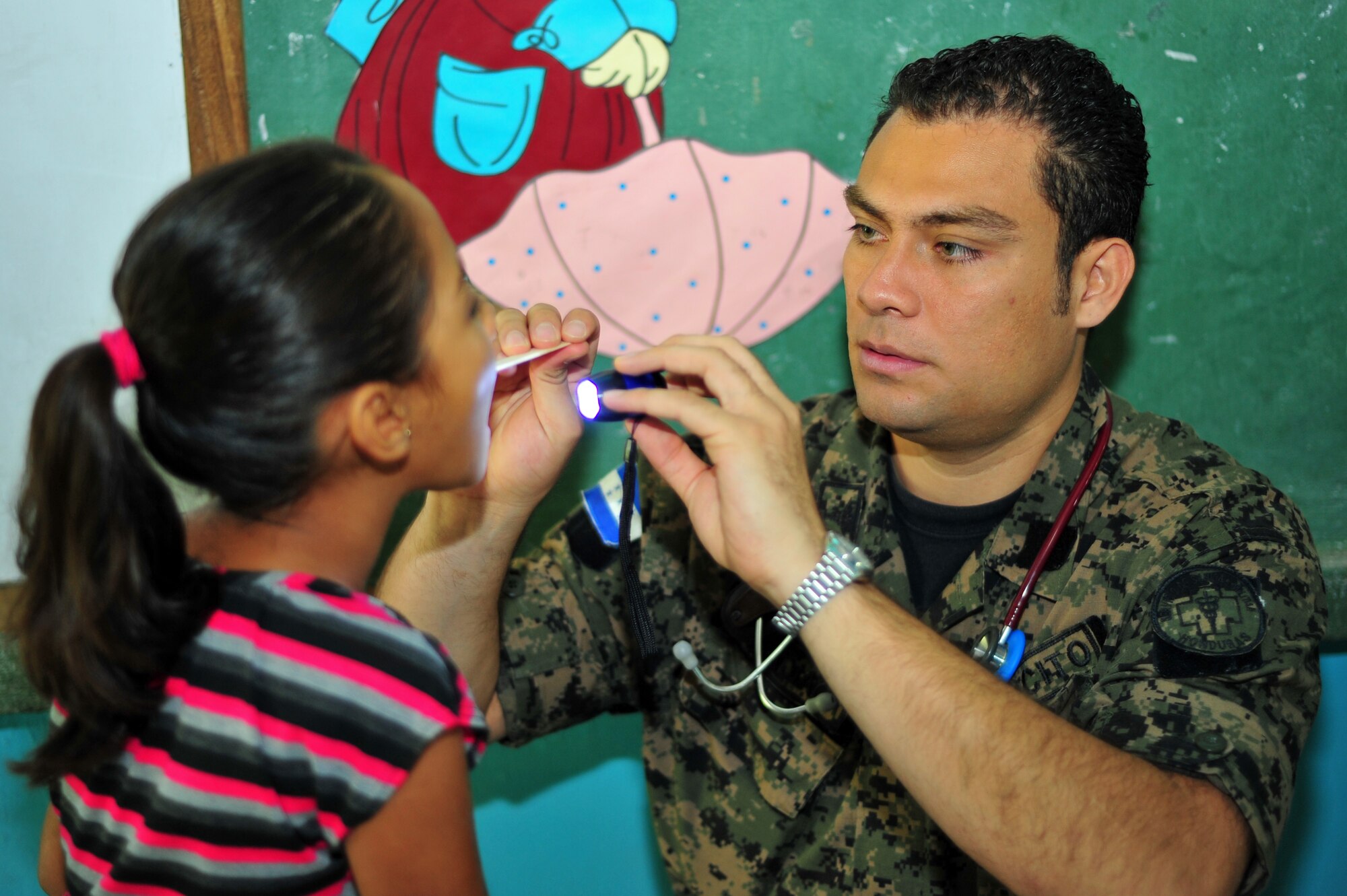 OLANCHO, Honduras - Dr. Jeffery Arevalo, a Honduran Military Hospital Emergency Room physician, exams a Cerro Del Vigia child from the Olancho District during the second day of the Joint Medical Readiness Training Exercise here. The exercise included members from the Honduran Ministry of Health, the Honduran military and Joint Task Force-Bravo, Soto Cano Air Base, Honduras, Jan. 30 here. (Air Force photo/Staff Sgt. Bryan Franks) 
