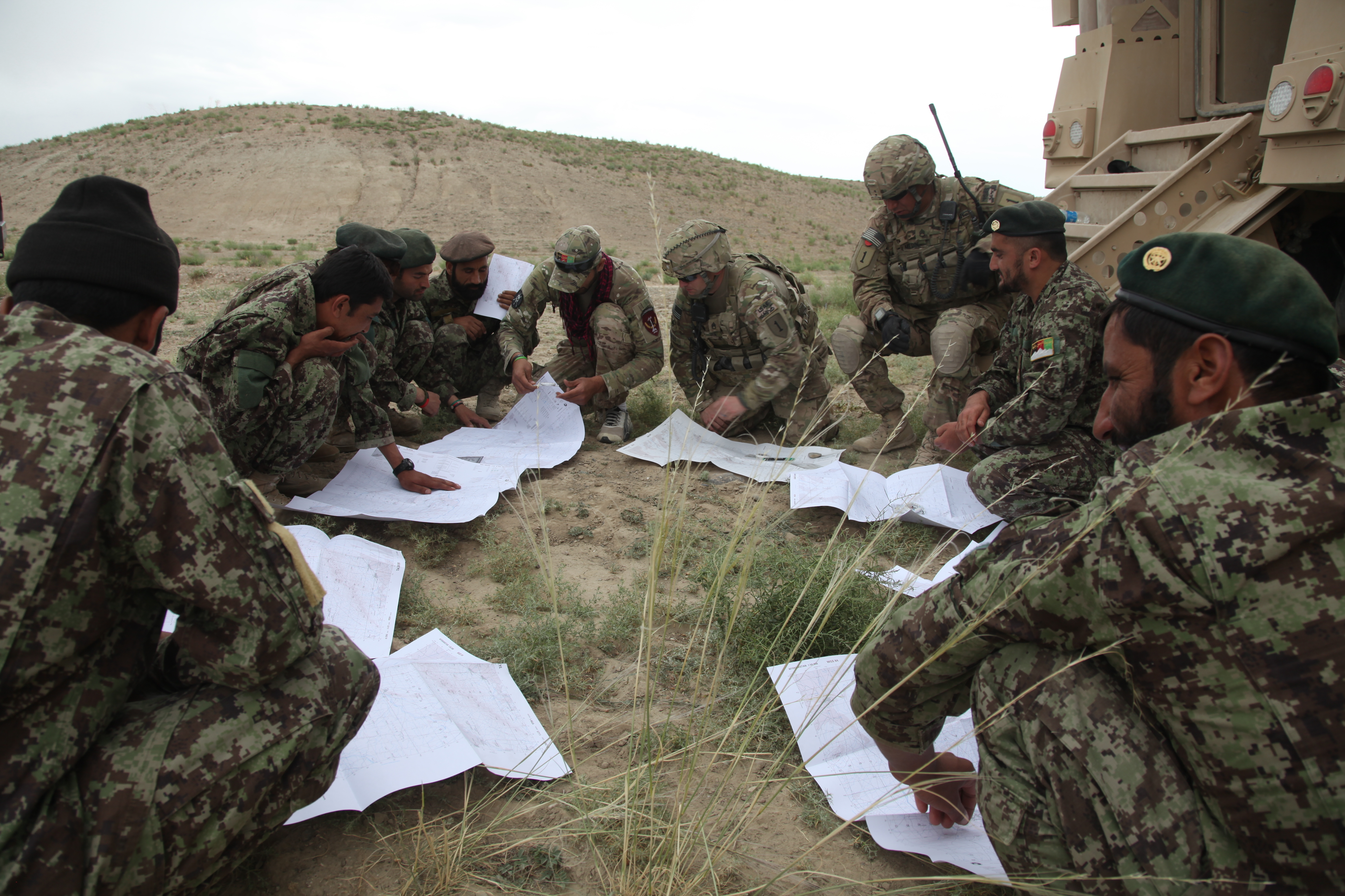 U.S. soldiers train Afghan soldiers on map reading skills in Paktika ...