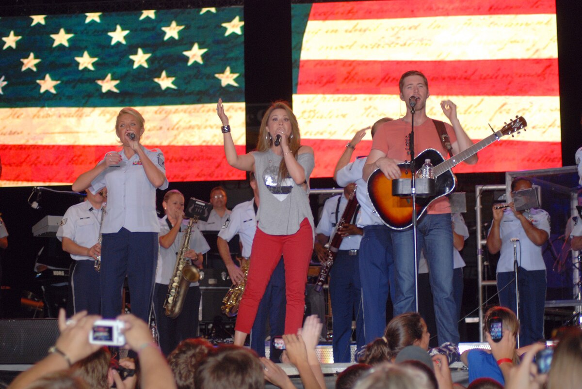 Josh Turner headlines Reserve band's final Independence Day