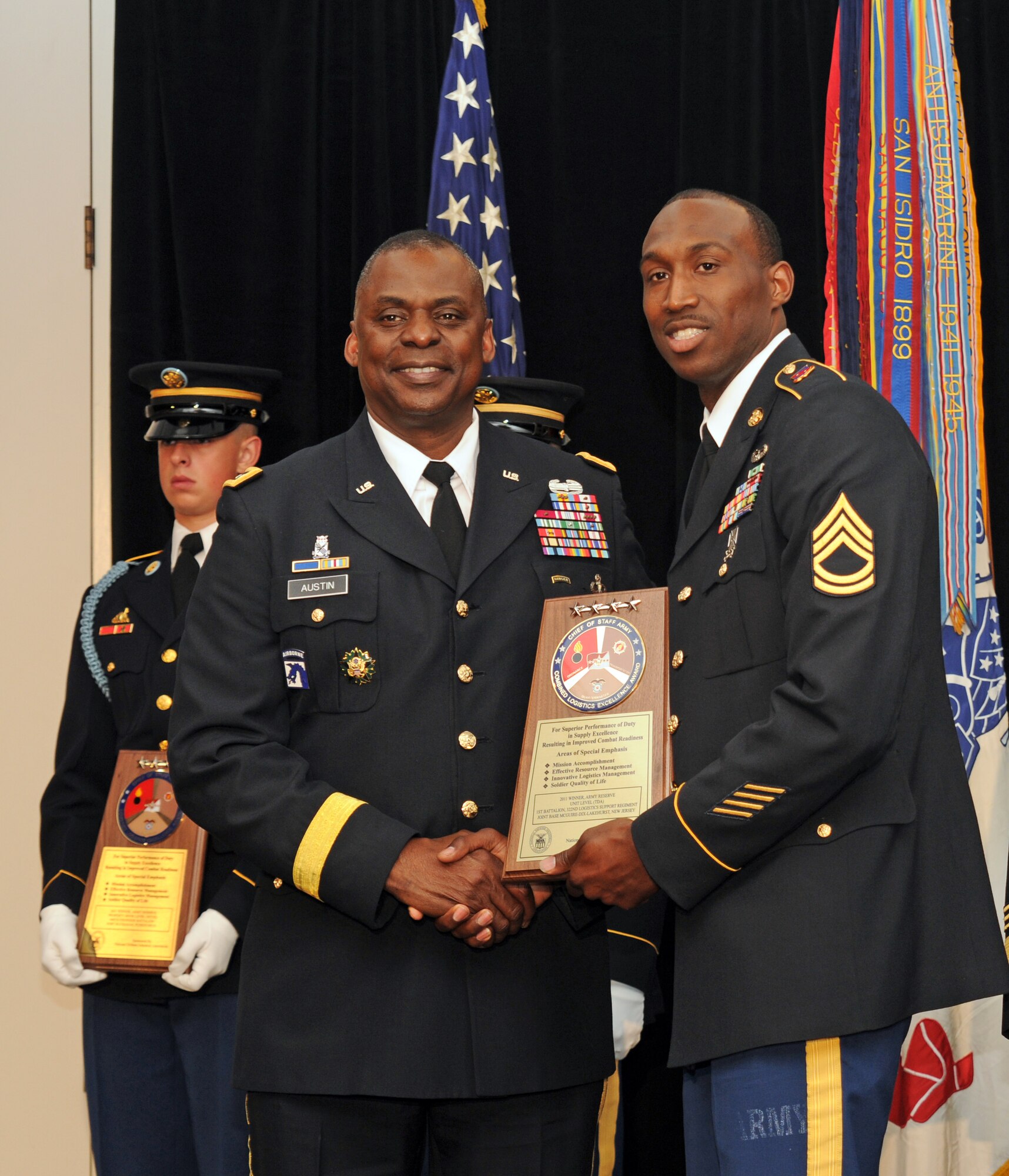 Vice Chief of Staff of the Army Gen. Lloyd J. Austin presents Supply Excellence Award to Sgt. 1st Class Emmanuel Huff, battalion logistics NCO in charge, on behalf of the battalion. (Courtesy Photo/Released)
