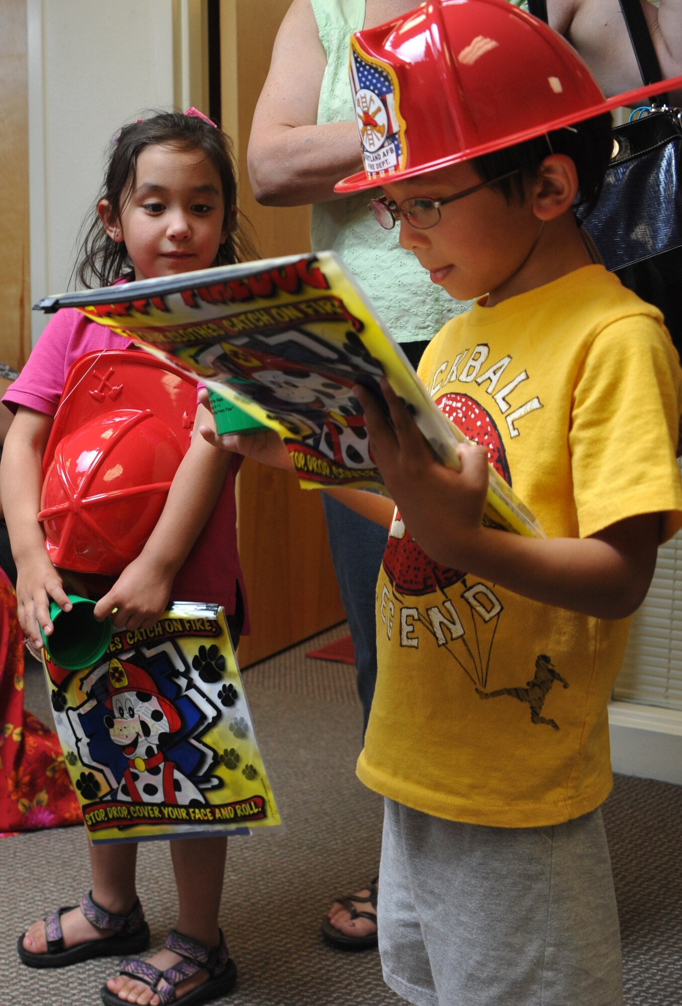 KIRTLAND AFB, N.M. -- Team Kirtland spouses and children toured Kirtland Air Force Base Fire Station No. 1 during a Hearts Apart event June 22. Hearts Apart is a support and information network for deployed servicemembers’ families. Once a year, the Hearts Apart family members tour the Kirtland AFB Fire Department and receive a briefing on fire safety tips, equipment use and a demonstration on how to effectively use a fire extinguisher. (Photo by Ken Moore)