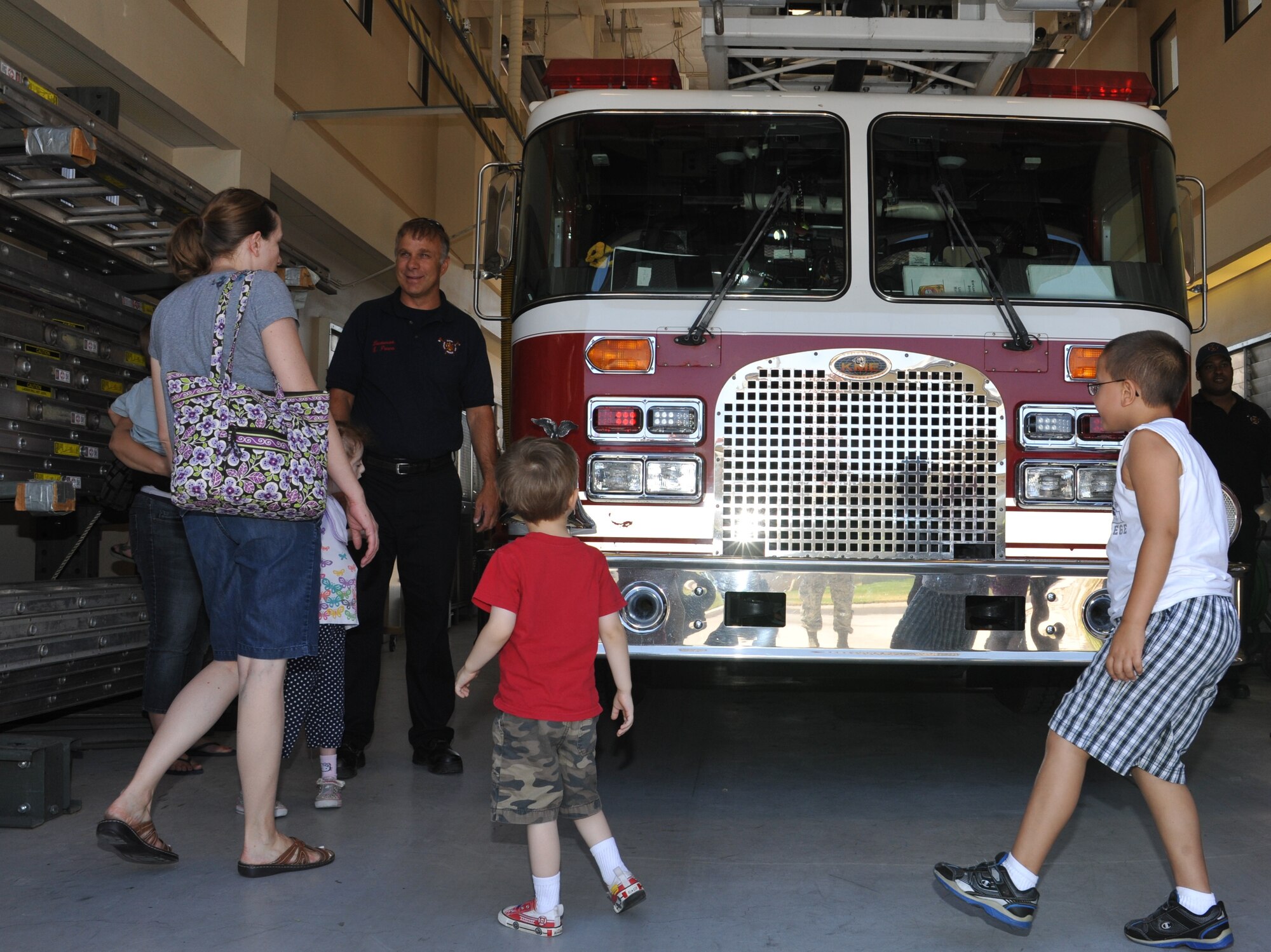 KIRTLAND AFB, N.M. -- Team Kirtland spouses and children toured Kirtland Air Force Base Fire Station No. 1 during a Hearts Apart event June 22. Hearts Apart is a support and information network for deployed servicemembers’ families. Once a year, the Hearts Apart family members tour the Kirtland AFB Fire Department and receive a briefing on fire safety tips, equipment use and a demonstration on how to effectively use a fire extinguisher. (Photo by Ken Moore)