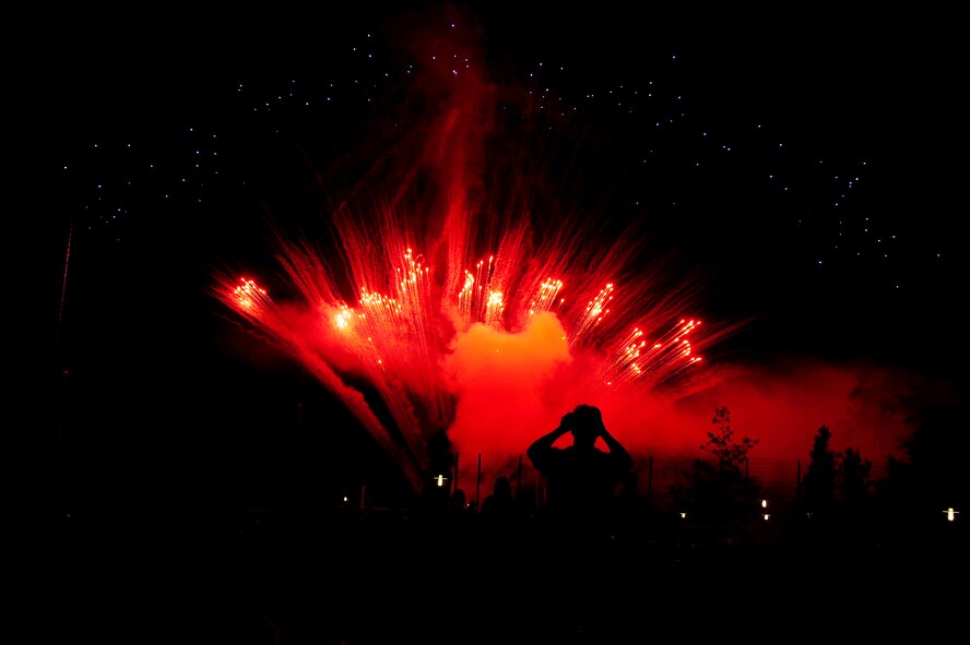 Fireworks explode in magnificent color at the 86th Force Support Squadron’s annual Kaiserslautern Military Community Independence Day celebration, “The Rockin’ 4th,” at the Enlisted Club on Ramstein Air Base, Germany, July 4, 2012. The firework display was the finale of the Independence Day celebration. (U.S. Air Force photo/Airman 1st Class Holly Cook) 