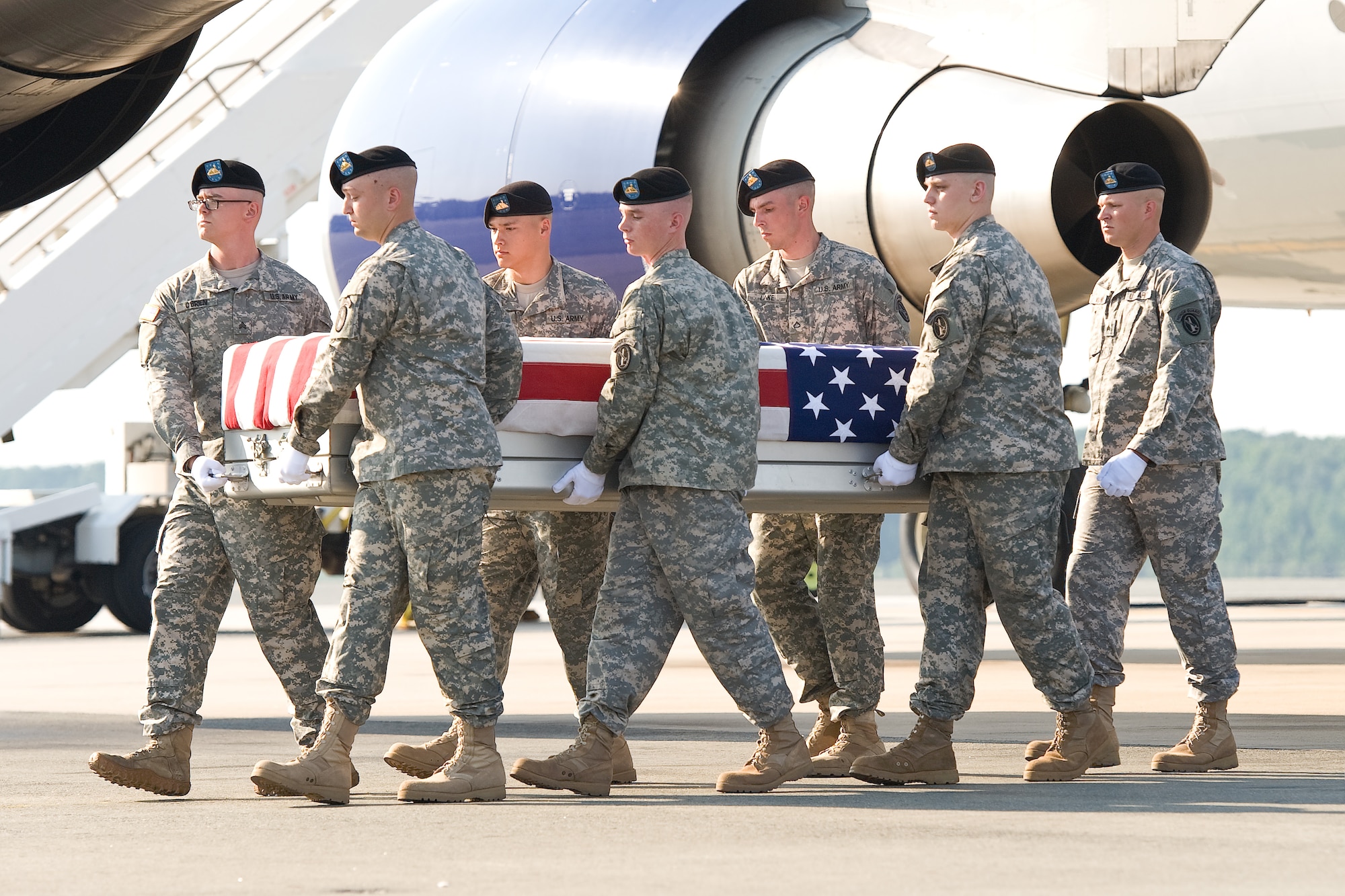A U.S. Army carry team transfers the remains of Department of the Army civilian Roberto A. Rodriguez Jr., of Hope Mills, N.C., at Dover Air Force Base, Del., July 7, 2012. (U.S. Air Force photo/Roland Balik)
