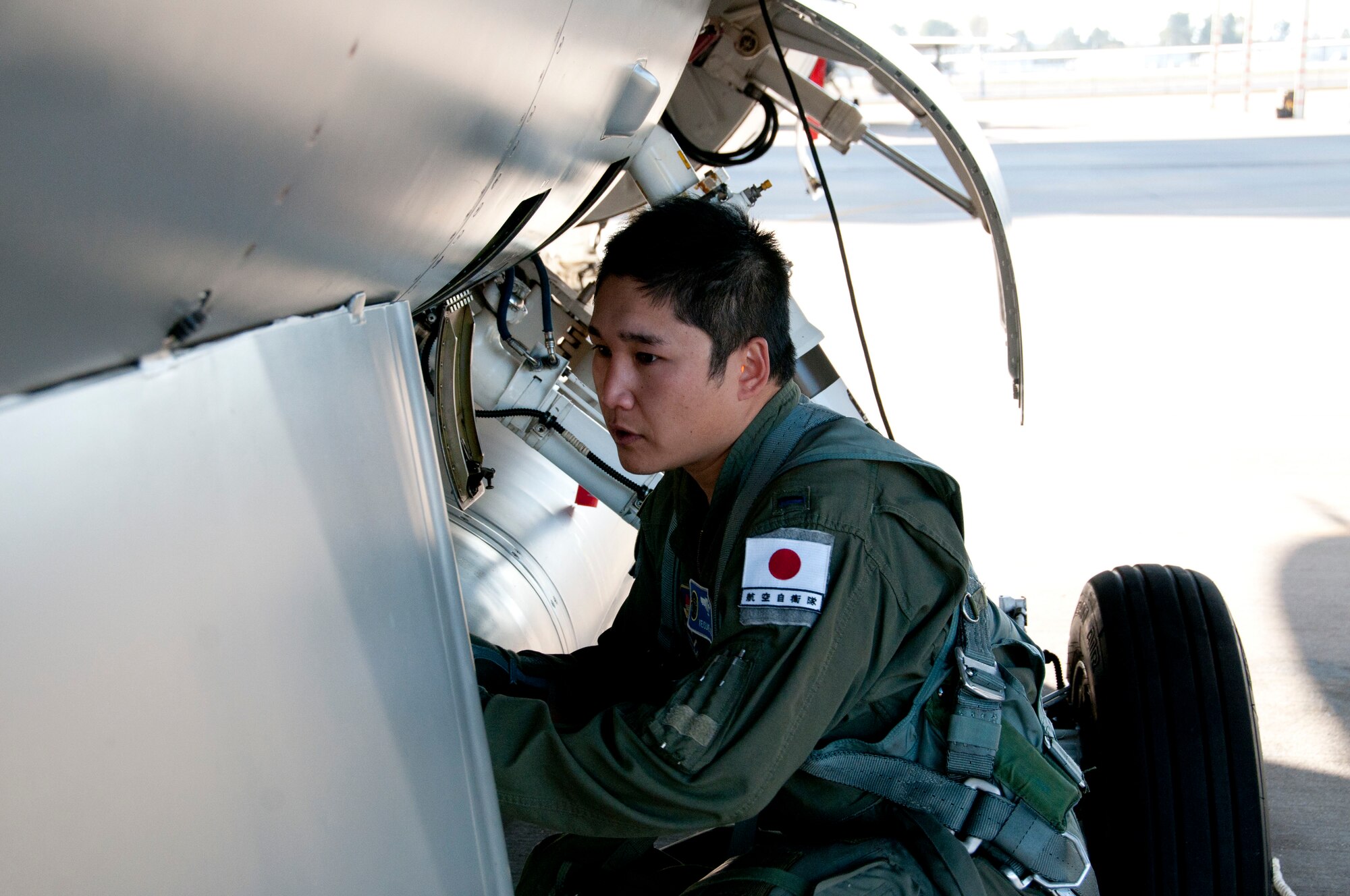 Japanese Air Self-Defense Force 1st Lt. Keisuke Ueda pre-flights an F-16
Fighting Falcon before a training sortie at Tucson International Airport,
Ariz., Feb. 22. Ueda is one of three Japanese students currently enrolled in
F-16 initial pilot training at the Arizona Air National Guard's 162nd
Fighter Wing. (U.S. Air Force photo/Master Sgt. Dave Neve)
