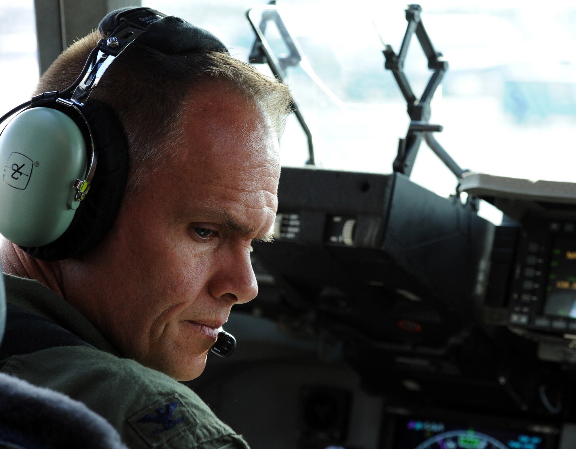 Col. Johnny Roscoe, 15th Wing commander, pilots a C-17 Globemaster III from the 535th Airlift Squadron at Joint Base Pearl Harbor-Hickam, Hawaii, July 18 during his first flight since taking command of the 15th Wing. The flight was part of the Rim of the Pacific military exercise; the largest naval exercise in the world. (U.S. Air Force photo by Capt. Ben Sakrisson)