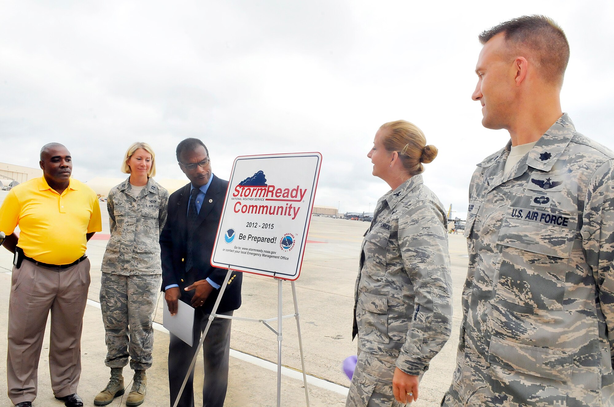 Barry Gooden, Warning Coordination Meteorologist, center,  presents Robins the National Weather Service  “StormReady” designation to L-R, Roddy Nixon, senior meteorologist, Capt. Devan Lynch, flight commander, Col. Patricia Ross, 78th ABW vice commander and Lt. Col. Jacob Trigler, 78th OSS commander, in a presentation Thursday.  Robins is the first military installation in Georgia to receive this designation.  (U. S. Air Force photo/Sue Sapp)
