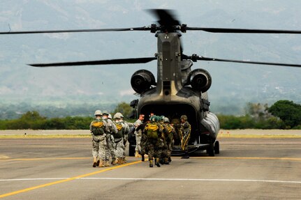 SOTO CANO AB, Honduras – U.S. Army and Honduran army paratroopers load onto a CH-47 Chinook helicopter during a combined airborne exercise at Joint Task Force-Bravo. (U.S. Air Force photo by 1st Lt. Christopher Diaz)
