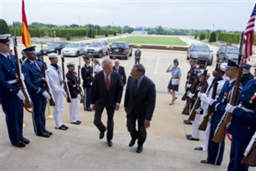 U.S. Defense Secretary Leon E. Panetta, right, hosts an honor cordon welcoming Spanish Defense Minister Pedro Morenes Eulate, left, to the Pentagon, July 23, 2012.