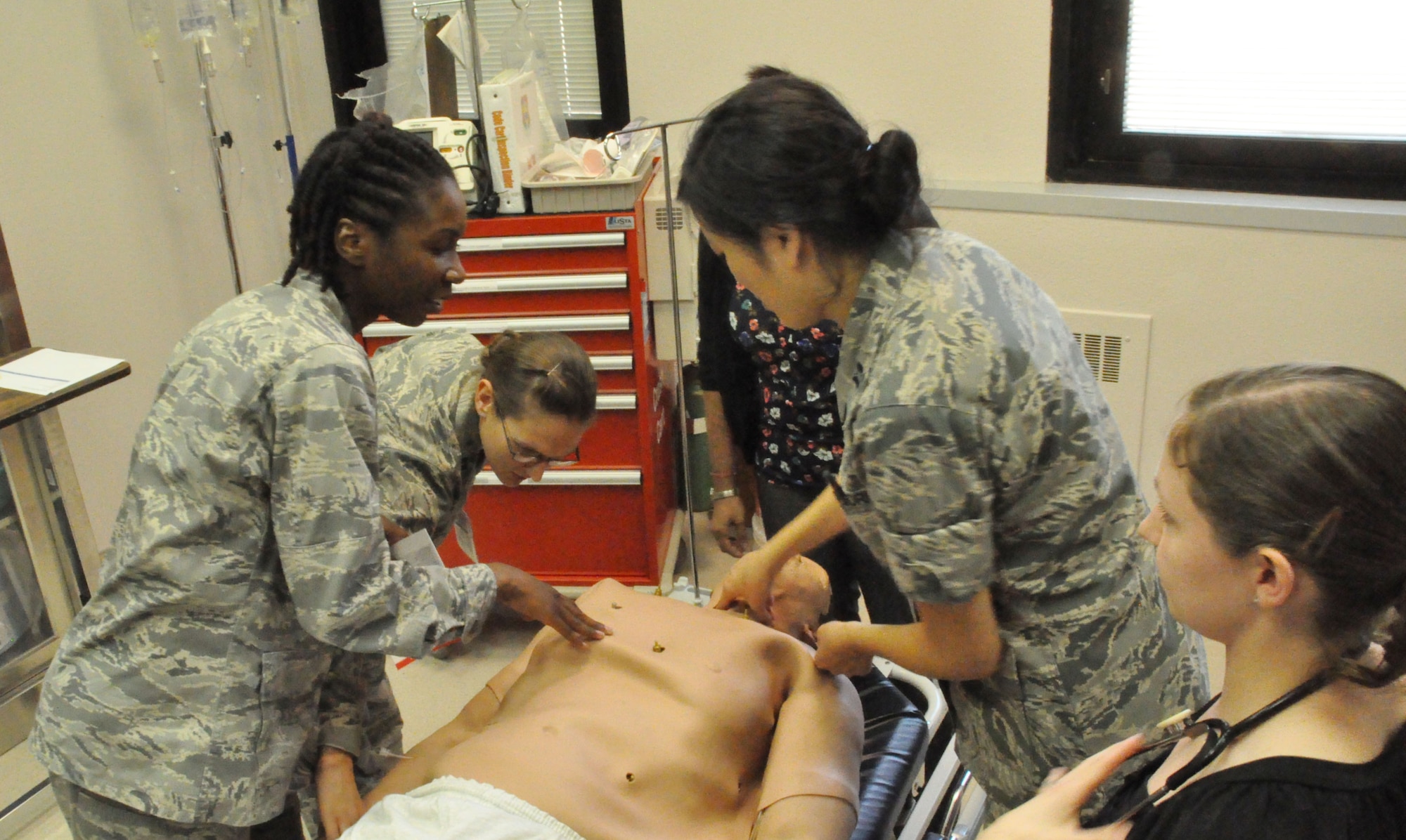 Medical residents train with 'iStan' - a life-like training simulator that minics the human body. The 375th Medical Group hosted the training at Scott July 19, 2012 (U.S. Air Force photo/Airman 1st Class Jake Eckhardt)