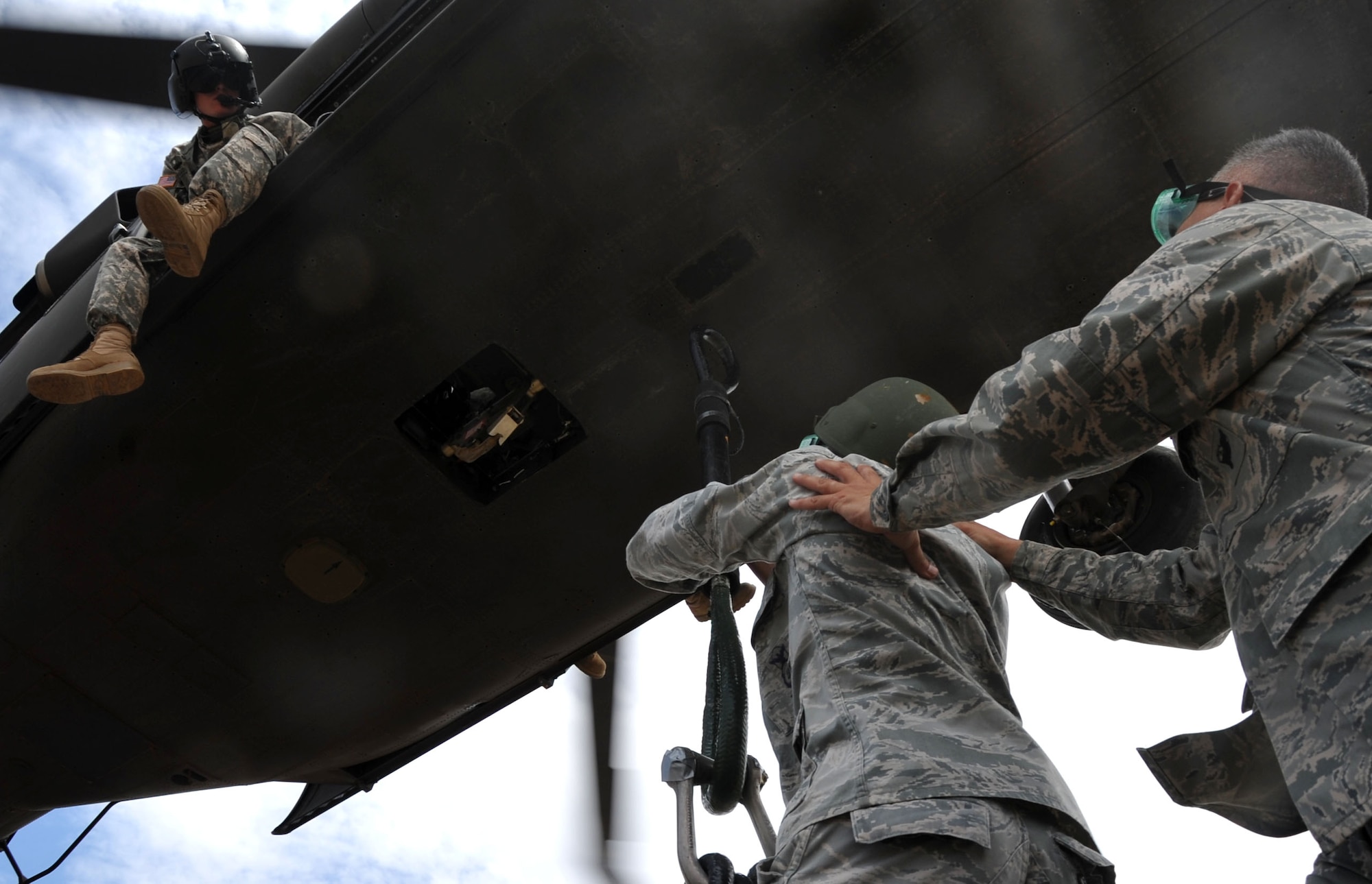 Tech. Sgt. Aaron Doss, a 943rd RQG Det. 1 security forces Airman, prepares to sling a Humvee to an UH-60 Black Hawk helicopter during a training exercise at Davis Monthan Air Force Base, Ariz. The training helped prepare service members from all branches of service stationed at Davis Monthan AFB to manauver around a heliocopter in a deployed environment. (U.S. Air Force Photo/ Master Sgt. Luke Johnson) 