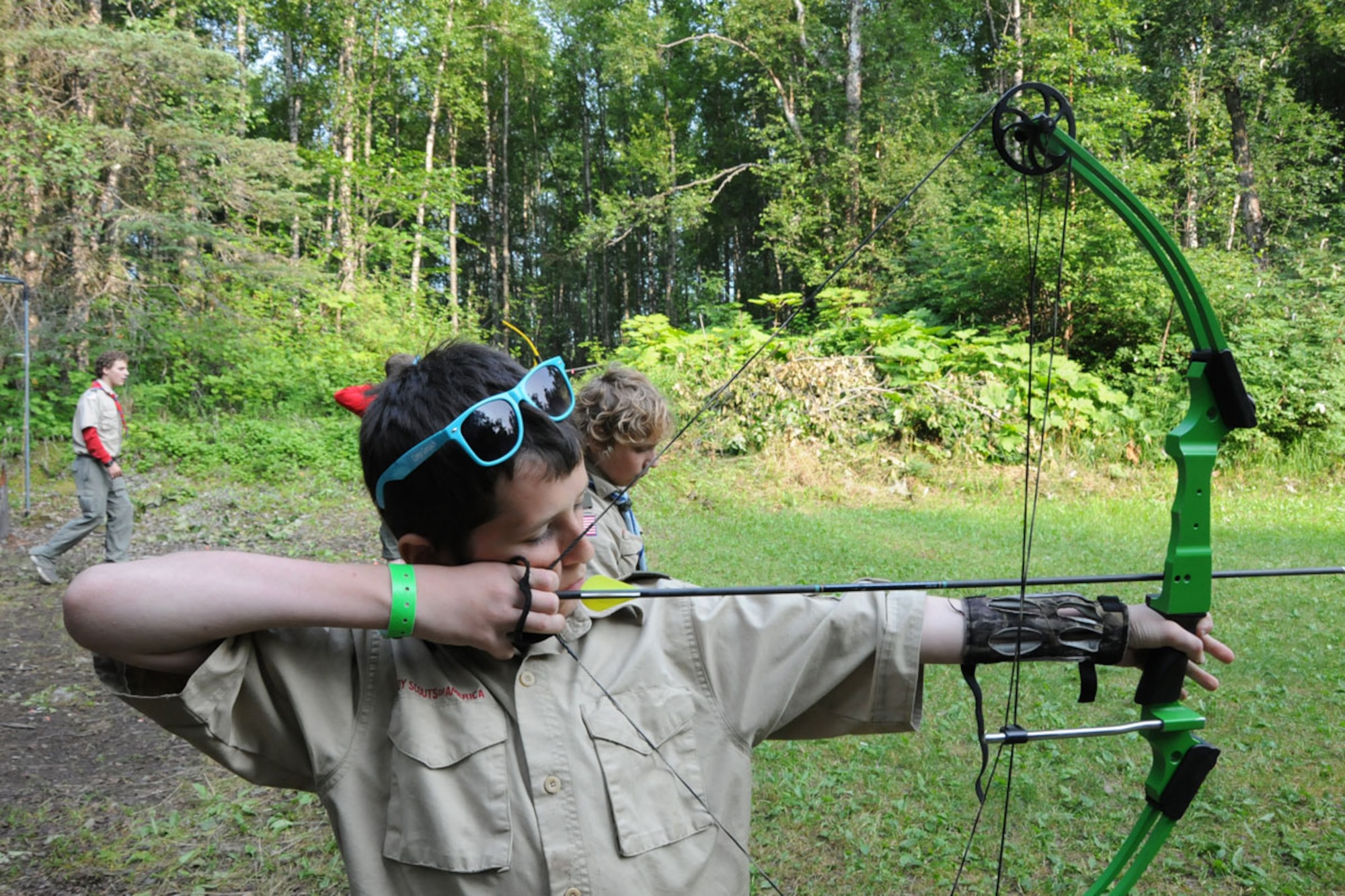 Jordan Wooden, a Boy Scout with JBER’s Troop 190 aims his arrow at a target at the Camp Gorsuch Archery Range during the second week of camp. To earn the archery merit badge, Scouts must shoot targets at a distance of 15 yards and accrue a score of
at least 170. (U.S. Air Force photo/Senior Airman Ross Whitley)
