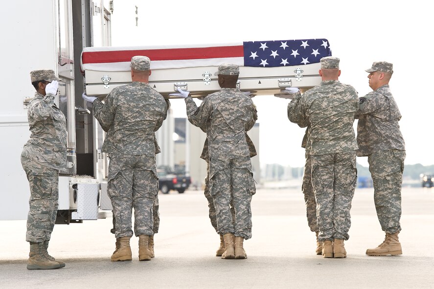 A U.S. Army carry team transfers the remains of Army Sgt. 1st Class Bobby L. Estle, of Lebanon, Ohio, at Dover Air Force Base, Del., July 30, 2012. Estle was assigned to the 630th Engineer Company, 7th Engineer Battalion, 10th Sustainment Brigade, Fort Drum, N.Y. (U.S. Air Force photo/Roland Balik)
