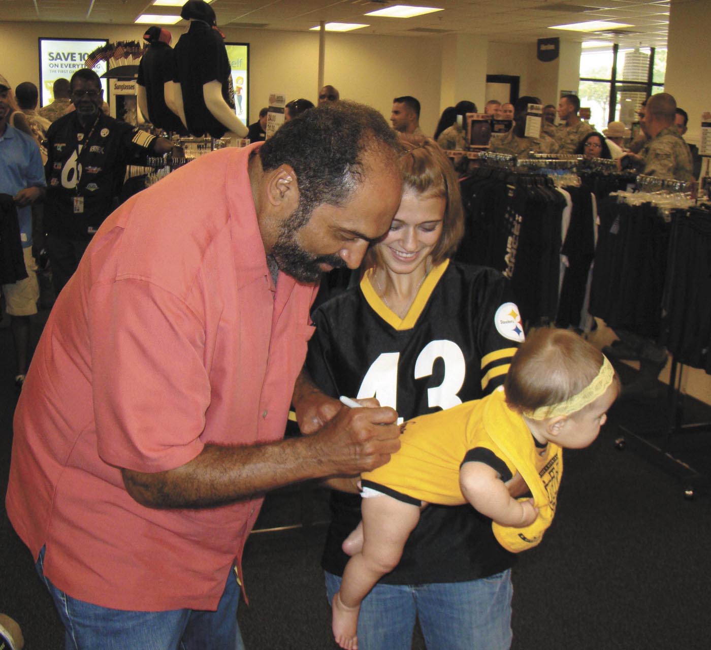 Fans line up to meet Pittsburgh Steeler hall of famer Franco Harris > Joint  Base San Antonio > News