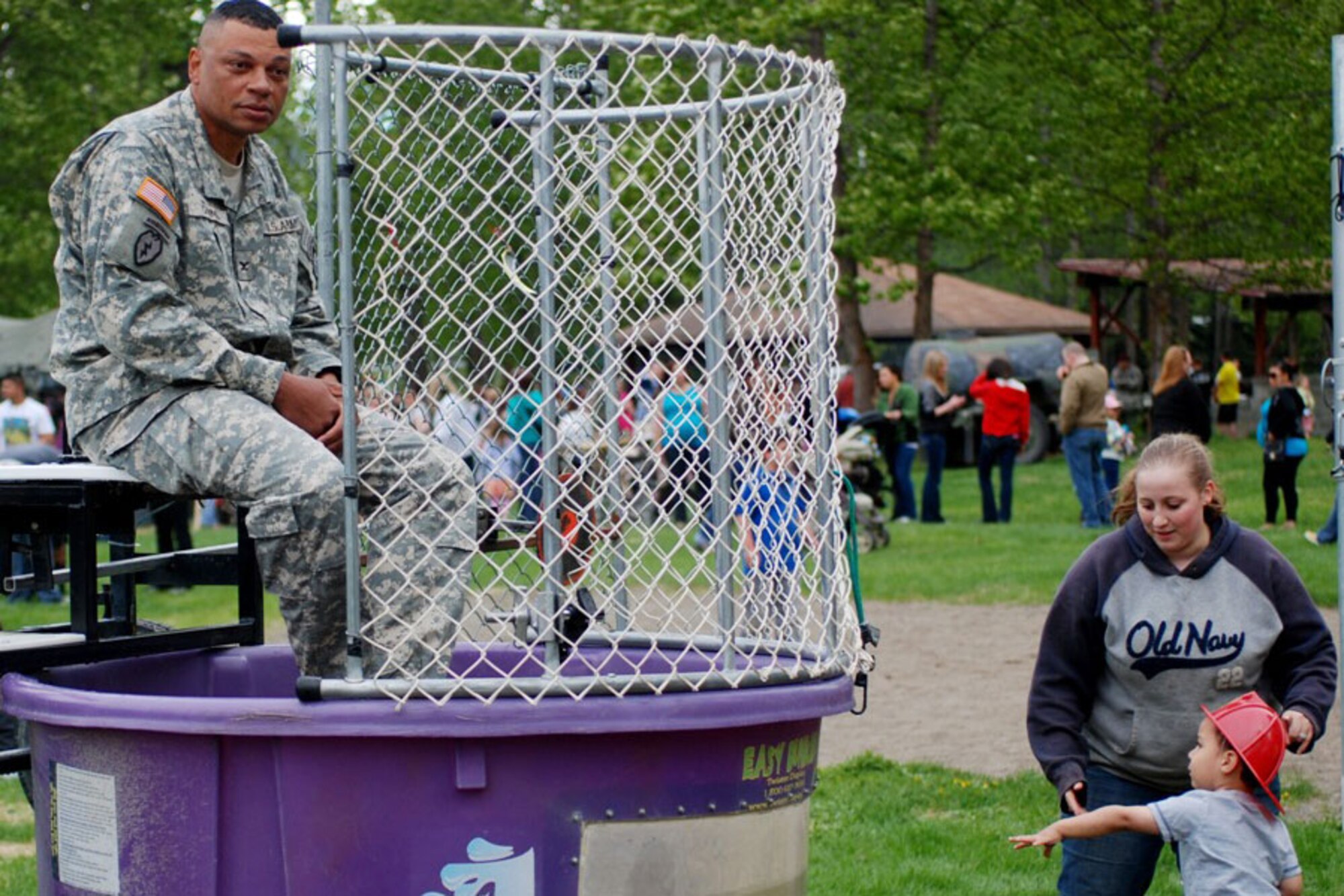 Army Col. Morris T. Goins, commander of the 4th (Airborne) Brigade Combat Team,
25th Infantry Division, is told that the dunk-tank water is unheated as a young pitcher
aims a fastball at the bull’s eye during the 4-25th ABCT mid-tour celebration May 31
in Cottonwood Park. (U.S. Army photo/Staff Sgt. Matthew E. Winstead)