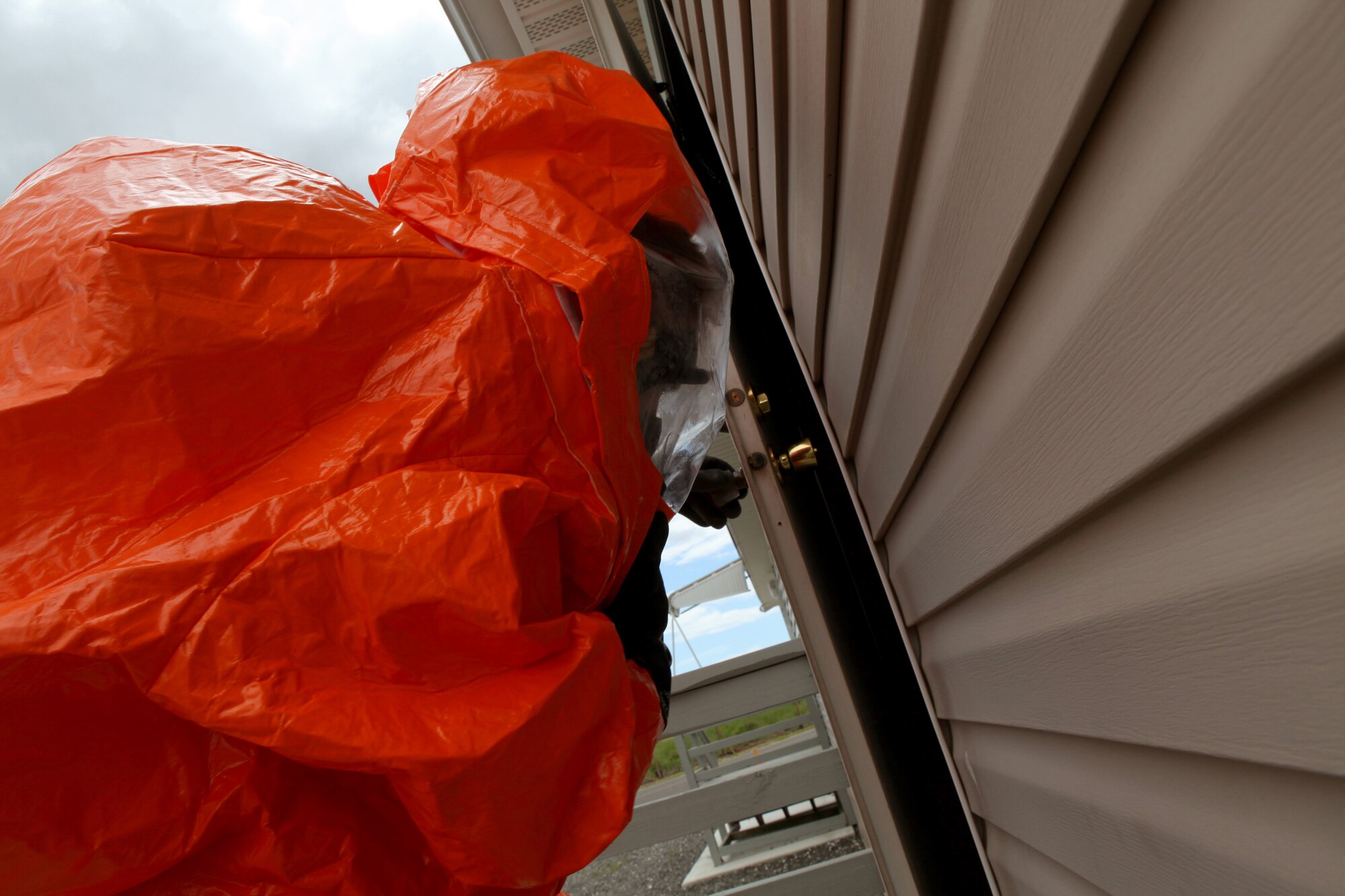 A picture of Tech. Sgt. David Niedzwiadek, Explosive Ordnance Disposal (EOD) technician preparing to enter a building.