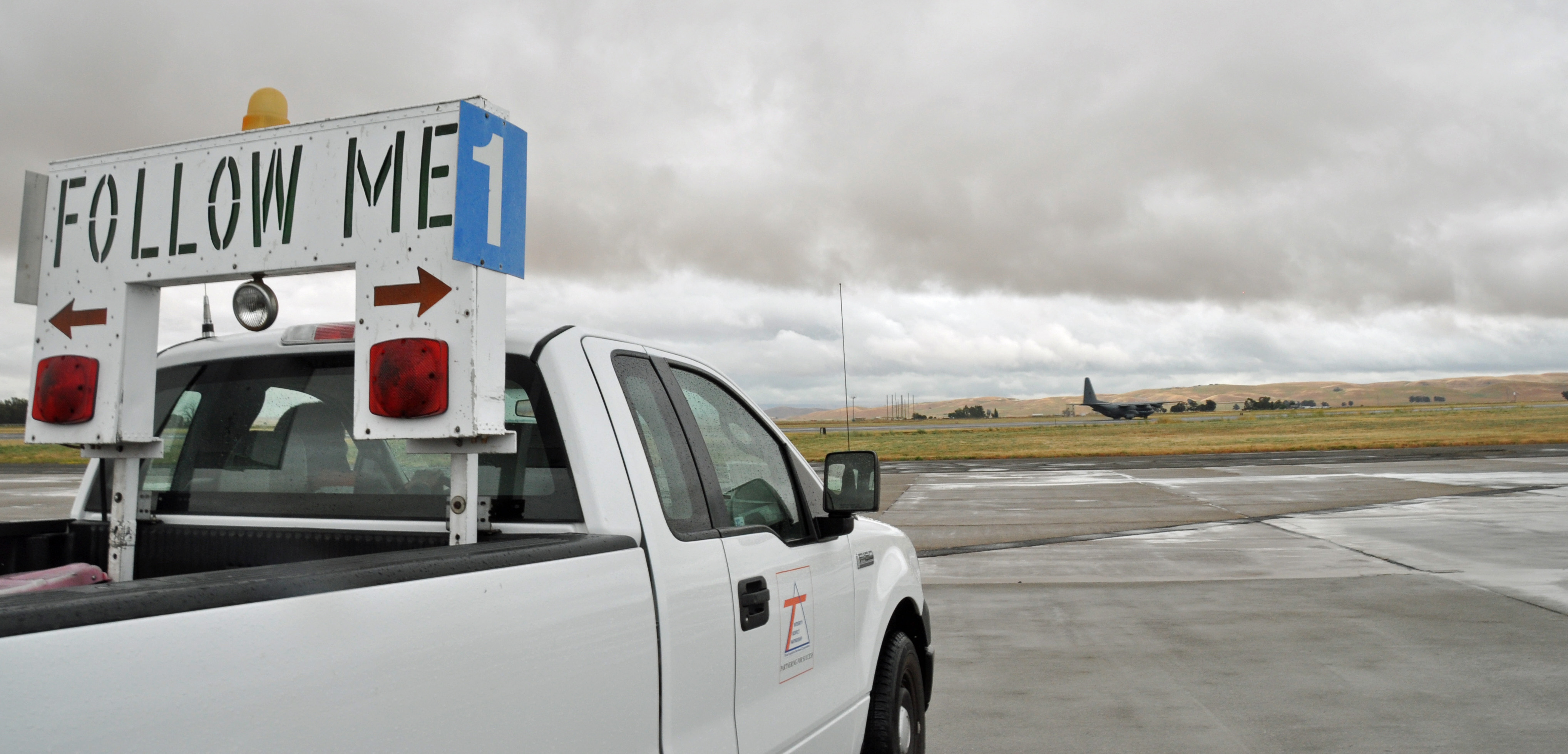 Follow me Transient alert team helps aircraft in transit > Air