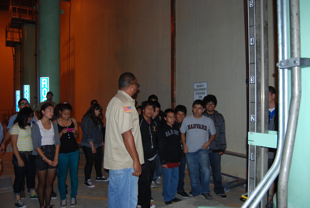 Lawrence Watkins, the dam tender at Prado Dam, gives math, science and technology students from Roosevelt High School a tour of the lower level of the dam's control tower.




Read more: http://www.dvidshub.net/image/595935/students-visit-prado-dam#ixzz1xE9Ork3q