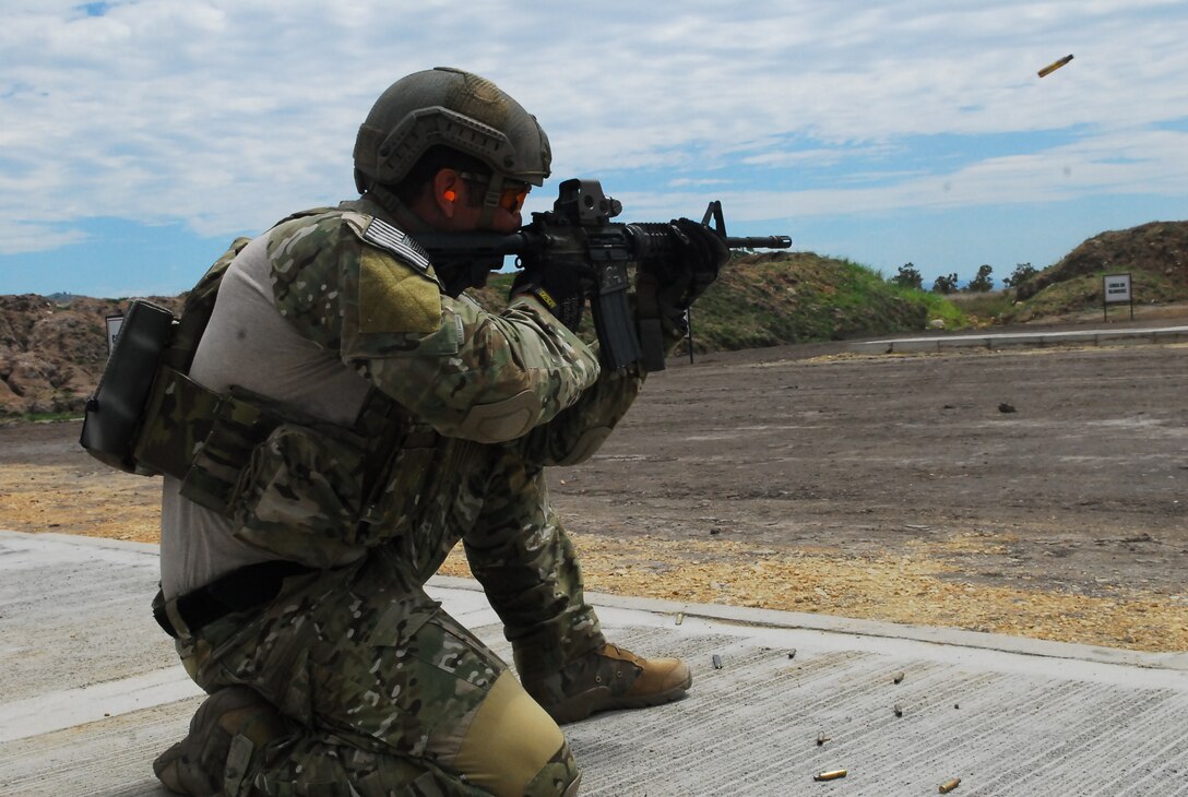 A member of the U.S. special operations forces competes in the rifle qualification event for Fuerzas Comando, June 7, 2012, at the Colombian National Training Center in Tolemaida, Colombia.  Photo by Army Sgt. Karen Kozub