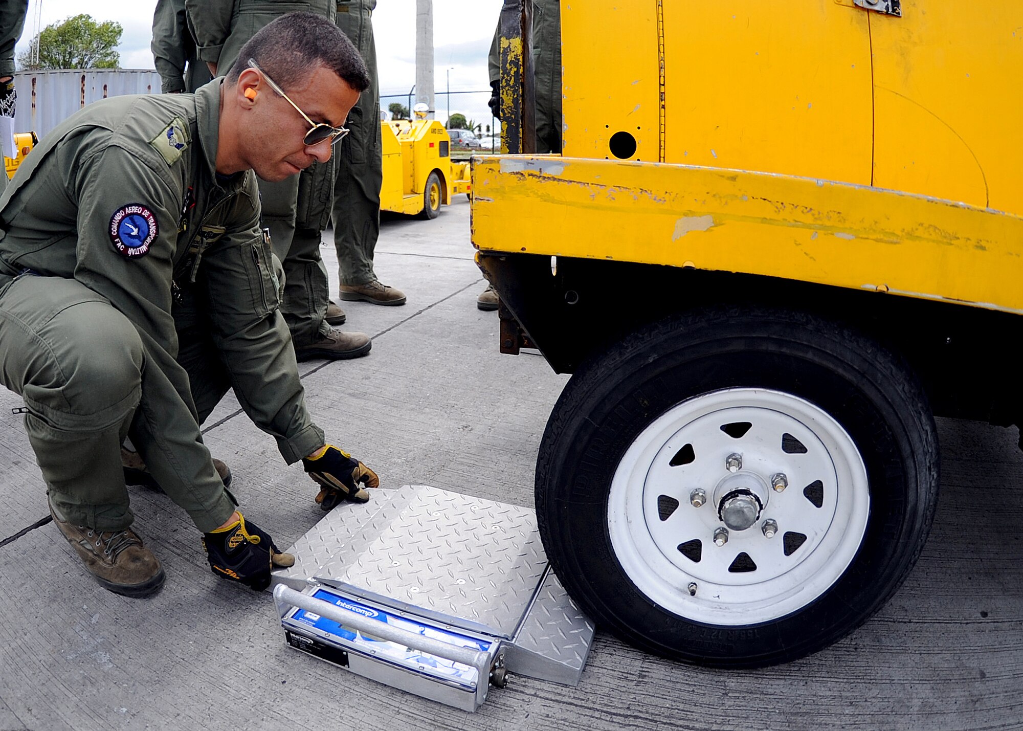 Técnico Primero Jorge Barragan, Colombian air force member, positions the portable scale before weighing the rolling stock during the pallet build-up seminar June 6 at Commando Aéreo de Transporte Militar, Bogota, Colombia.  (U.S. Air Force photo by Tech. Sgt. Lesley Waters)