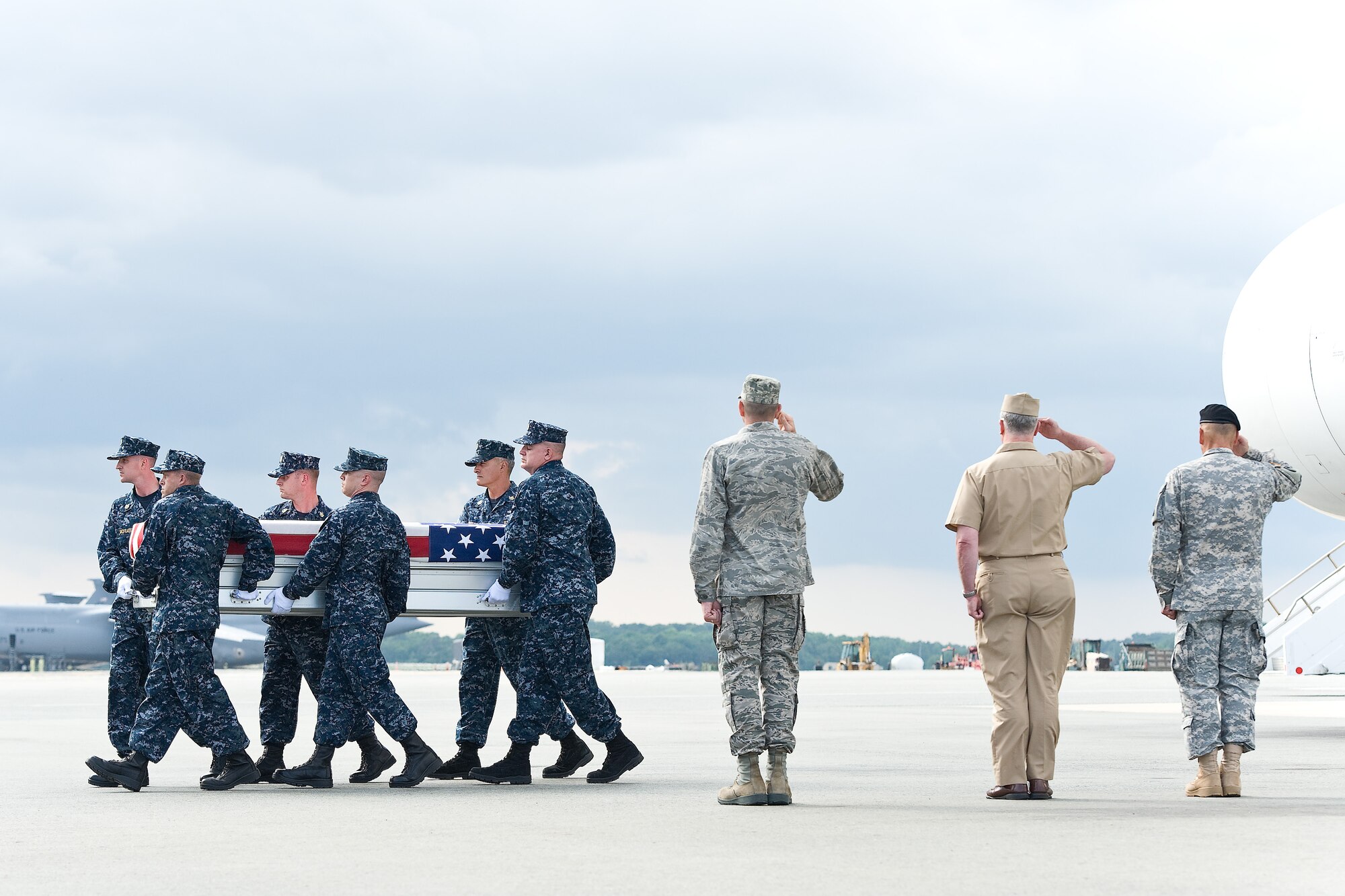 A U.S. Navy carry team transfers the remains of Navy Master Chief Petty Officer Richard J. Kessler Jr., of Gulfport, Fla., at Dover Air Force Base, Del., June 14, 2012. Kessler was assigned to the USS Enterprise (CVN 65) as a logistics specialist. Enterprise is currently deployed to the Fifth Fleet area of responsibility conducting operations in support of Operation Enduring Freedom. (U.S. Air Force photo/Roland Balik)
