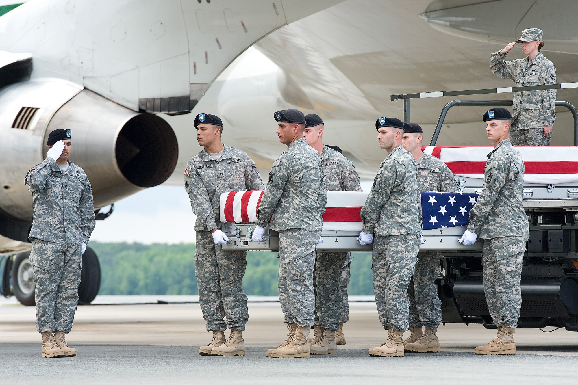 A U.S. Army carry team transfers the remains of Army Sgt.1st Class Barett W. McNabb, of Chino Valley, Ariz., at Dover Air Force Base, Del., June 14, 2012. McNabb was assigned to the 562nd Engineer Battalion, 2nd Stryker Brigade Combat Team, 2nd Infantry Division, Joint Base Lewis-McChord, Wash. (U.S. Air Force photo/Roland Balik)
