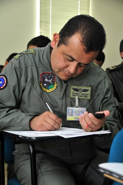 Técnico Subjefe Wilson Martinez, Colombian air force, completes the center of balance handout during a seminar June 6, 2012, at Commando Aéreo de Transporte Militar, Bogota, Colombia. ((U.S. Air Force photo/Tech. Sgt. Lesley Waters)