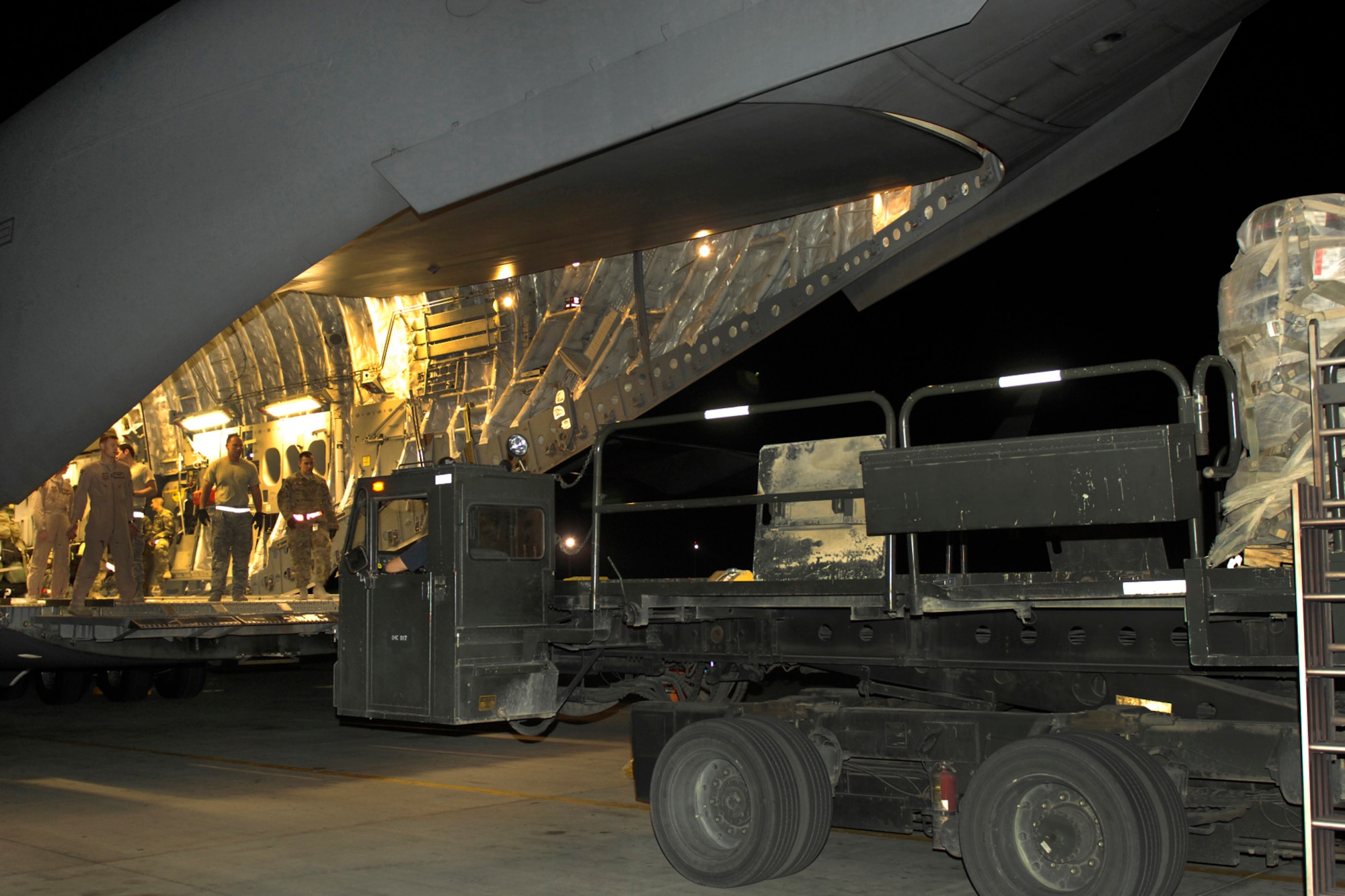 Airmen unload cargo from a U.S. Air Force C-17 Globemaster III at Bagram 
Airfield, Afghanistan, June 6, 2012. Hundreds of passengers and more than 
one million pounds of cargo process through Bagram daily in support of U.S. 
and Coalition Forces in Afghanistan. (U.S. Air Force photo/Staff Sgt. Jeff Nevison)