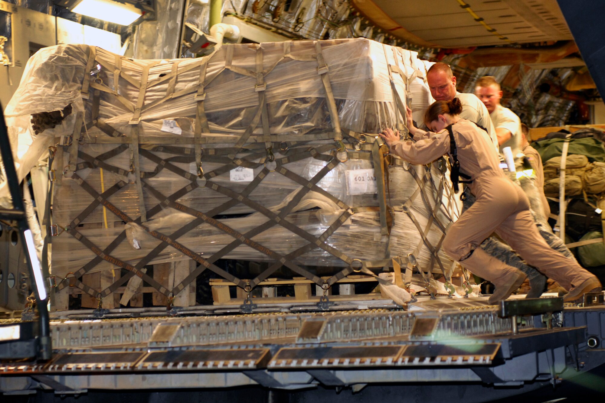 Airmen unload cargo from a U.S. Air Force C-17 Globemaster III at Bagram 
Airfield, Afghanistan, June 6, 2012. Hundreds of passengers and more than 
one million pounds of cargo process through Bagram daily in support of U.S. 
and Coalition Forces in Afghanistan. (U.S. Air Force photo/Staff Sgt. Jeff Nevison)