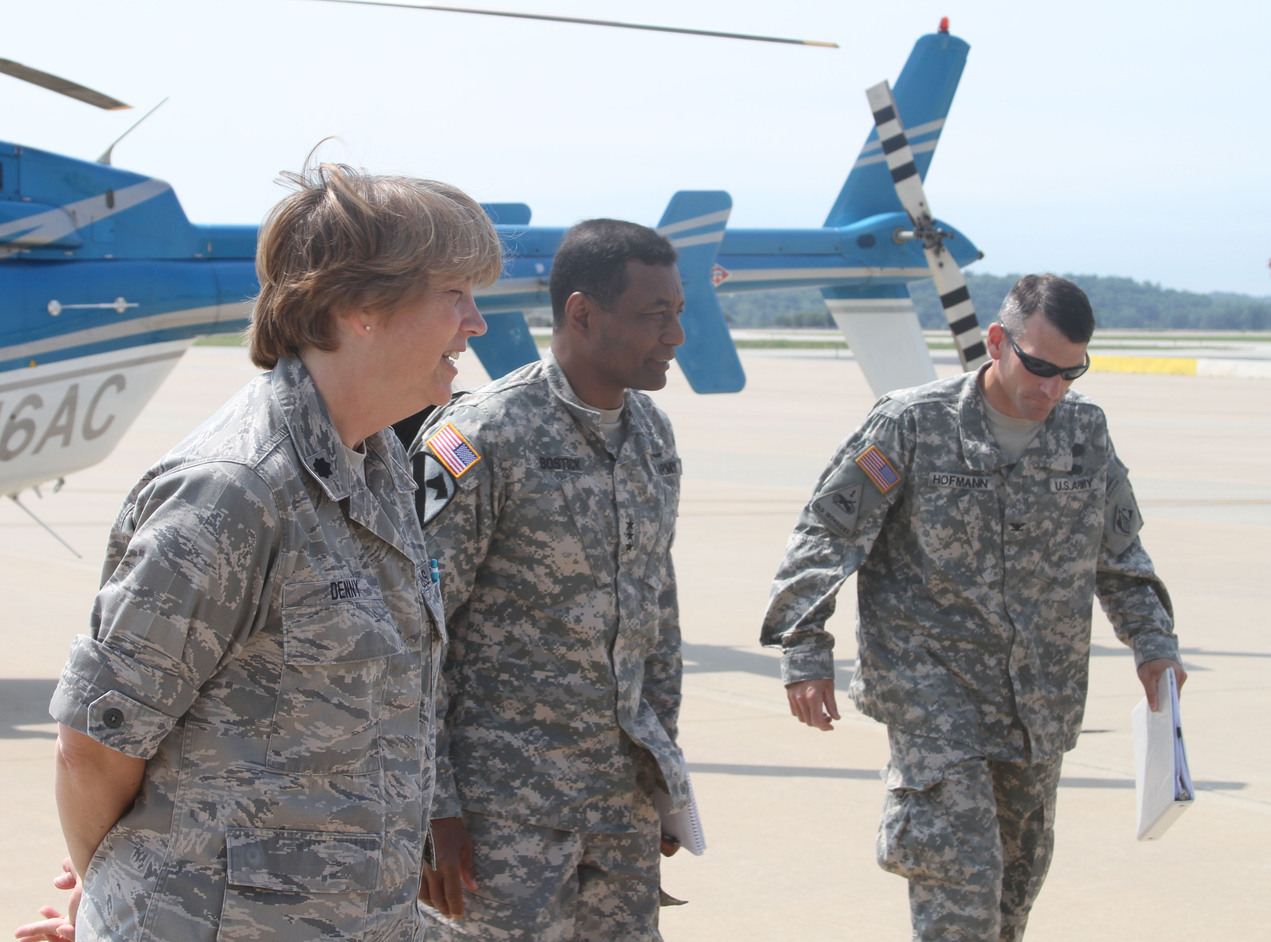 Air Force Lt Col Barbara Denny Greets U S Army Corps Of Engineers Commanding General Lt Gen Thomas P Bostick