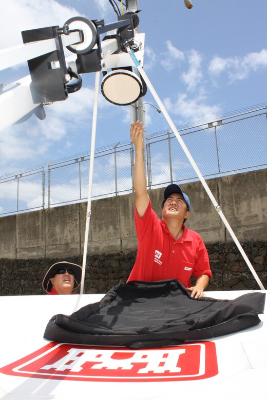 CTOC Team Leader Tyler Miyamoto prepares to cradle the antenna mast during Containerized Tactical Operations Center training as part of Makani Pahili 2012. 