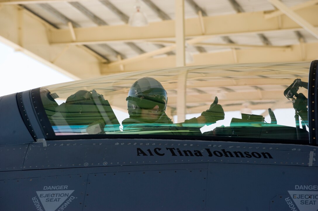 Col. Ken Rizer, 11th Wing/Joint Base Andrews commander, gives a "thumbs up" after he completes his final flight in one of the D.C. Air National Guard's 113th Fighter
Wing F-16 Fighting Falcons from the 121st Fighter Squadron here June 6.  Rizer is set to retire later this summer. (photo/Bobby Jones)