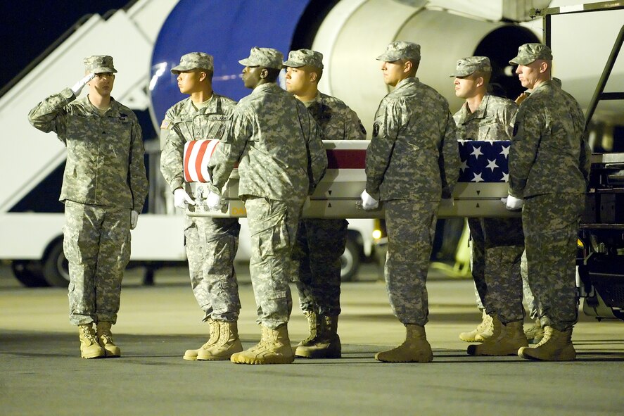 A U.S. Army carry team transfers the remains of Army Sgt. 1st Class Matthew B. Thomas of Travelers Rest, S.C., at Dover Air Force Base, Del., June 21, 2012. Thomas was assigned to the 133rd Military Police Company, 51st Military Police Battalion, Florence, S.C. (U.S. Air Force photo/Adrian R. Rowan)