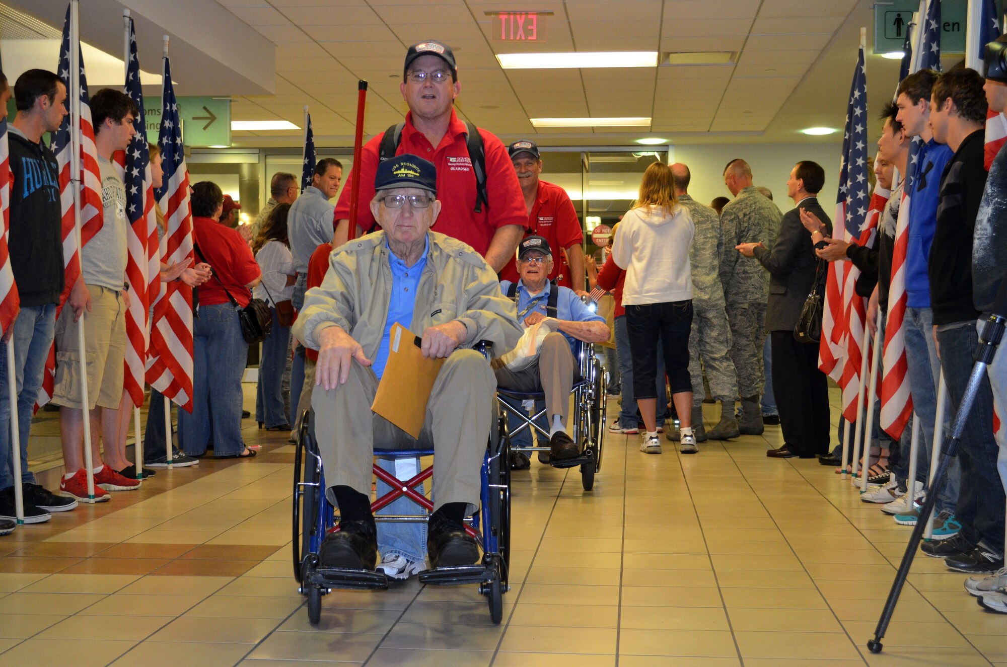 Along with the other 100 World War II veterans, Navy veteran James Gailey of Muskogee is greeted by a crowd of well-wishers as the group returns June 6 from a trip to Washington, D.C. While in the nation’s capital, the veterans visited memorials dedicated to their service. (Air Force photo by Capt. Heather Boytim)