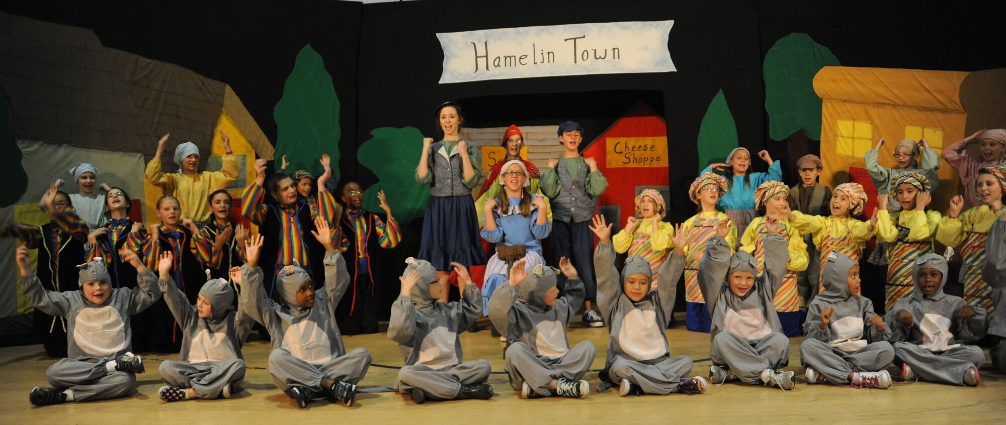 KIRTLAND AFB, N.M. -- The cast of “The Pied Piper” performs the final scene during dress rehearsal June 15 at the Kirtland AFB Youth Center. (Photo by Ken Moore)