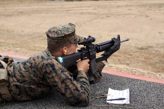 Recruits use rifle combat optics at firing range > Marine Corps Recruit ...