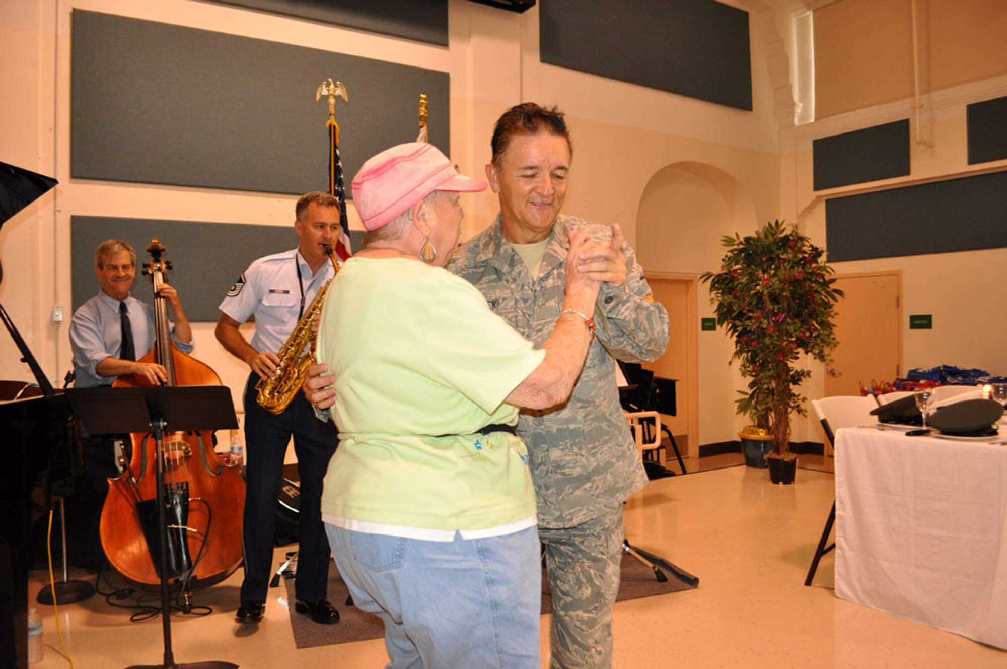 TRAVIS AIR FORCE BASE, Calif. --A jazz combo of the Band of the Golden West plays a tune while Master Sgt. (ret) Jim Barber “cuts a rug” on the dance floor with one of the veterans.(U.S. Air Force photo / Senior Master Sgt. Ellen Hatfield) 