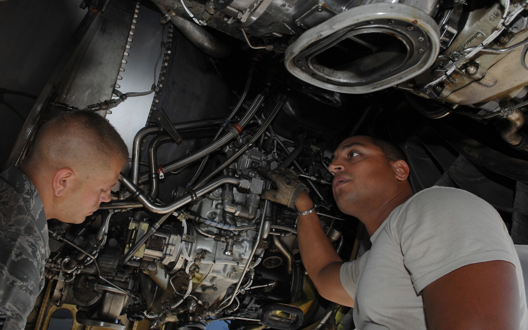 Tech. Sgt. Raul Guzman, 372nd Training Squadron Field Training Detachment 5 airframe power plant general instructor, points out different parts of an engine to three students at Barksdale Air Force Base, La., June 27. The two-to six- week FTD course teaches new and seasoned maintenance personnel about aircraft specific items on the aging B-52H Stratofortress. (U.S. Air Force photo/Staff Sgt. Jason McCasland)(RELEASED)