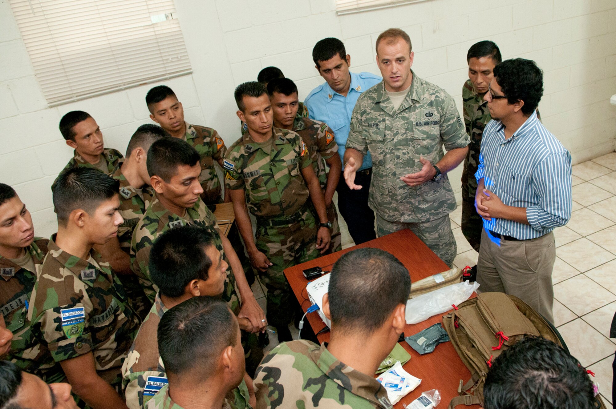 U.S. Air Force Tech. Sgt. Shawn Theberge provides training on the M9 bag and the patient treatment applications that are available during a provider training exchage with members of the Salvadoran Army and other local civil authorities June 26. Five medical personnel from the New Hampshire Air National Guard traveled here to participate in a Chemical Biological Radiological Nuclear High Yield Explosive Enhanced Response Force Package (CERFP) exchange with local authorities. (N.H. National Guard photo by Tech. Sgt. Mark Wyatt/RELEASED)